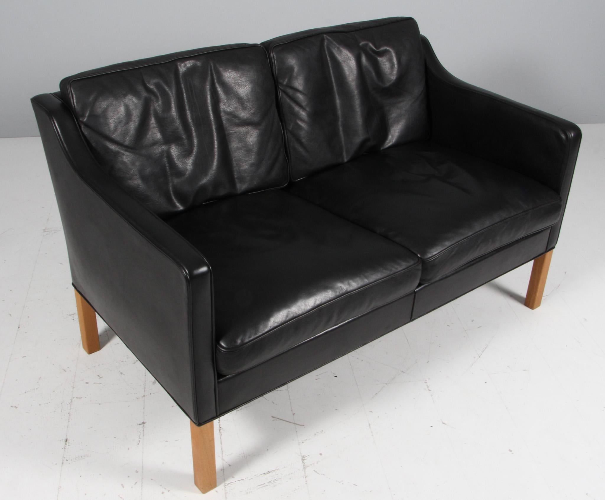 Canapé deux places Børge Mogensen, originellement recouvert de cuir noir.

Pieds en chêne.

Modèle 2322, fabriqué par Fredericia Furniture.