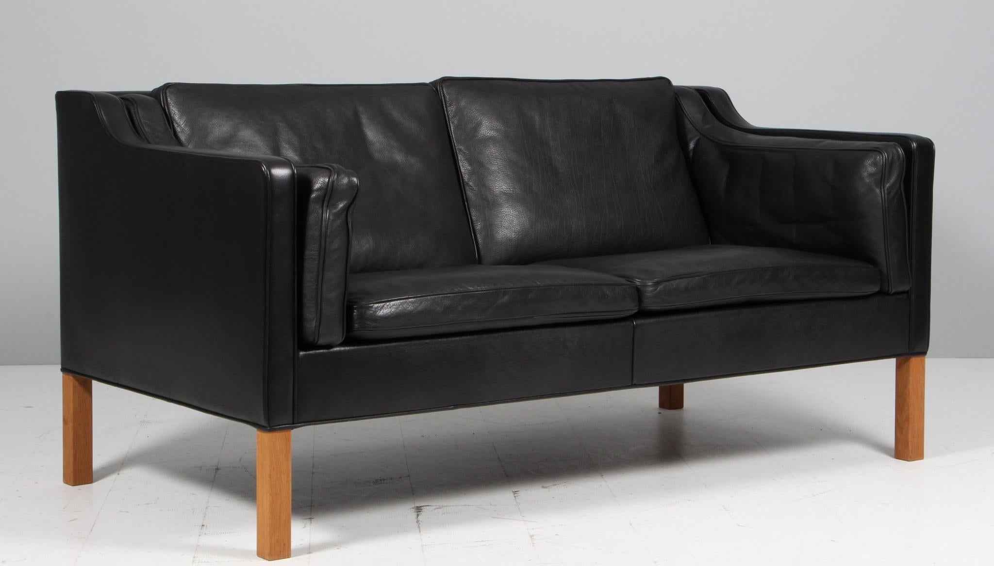 Zweisitzer-Sofa von Børge Mogensen mit Original-Lederbezug.

Beine aus Eiche.

Modell 2212, hergestellt von Fredericia Furniture.