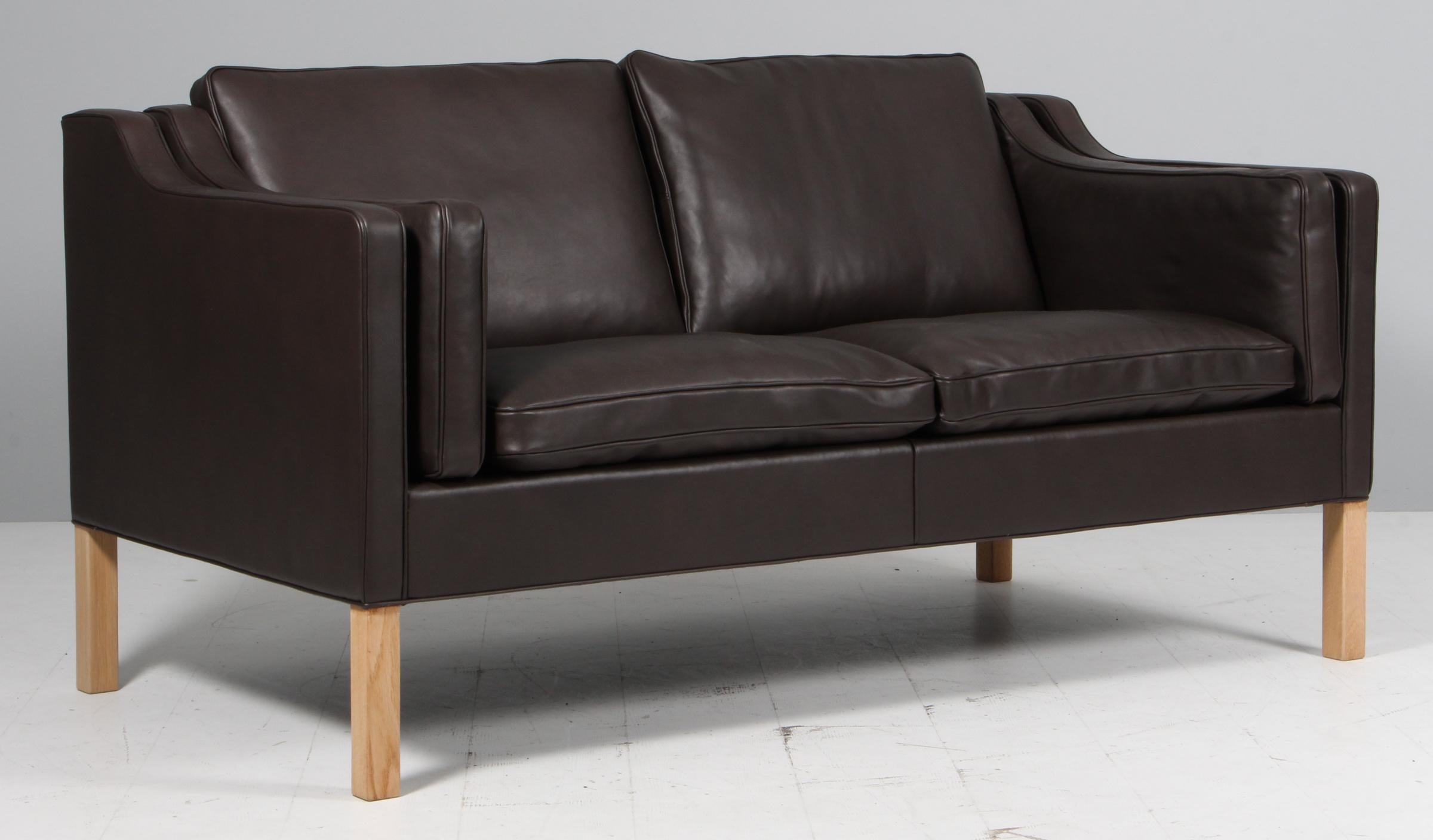 Divano a due posti Børge Mogensen nuovo rivestito in pelle anilina mokka elegance.

Gambe in Oak.

Modello 2212, prodotto da Fredericia Furniture.