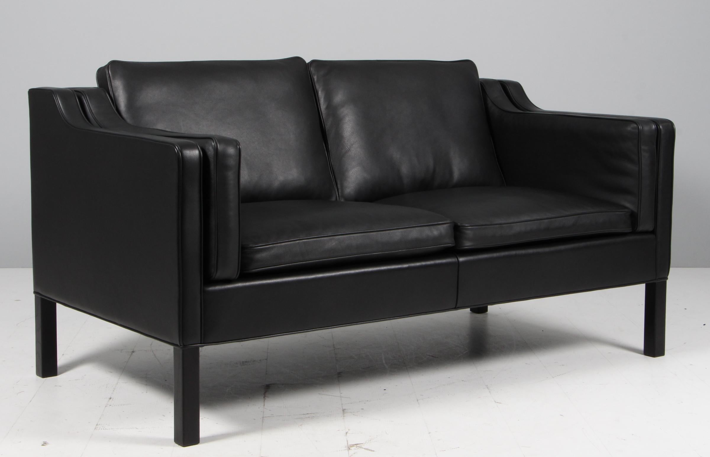 Canapé deux places Børge Mogensen avec revêtement en cuir d'origine.

Pieds en chêne teinté noir.

Modèle 2212, fabriqué par Fredericia Furniture.