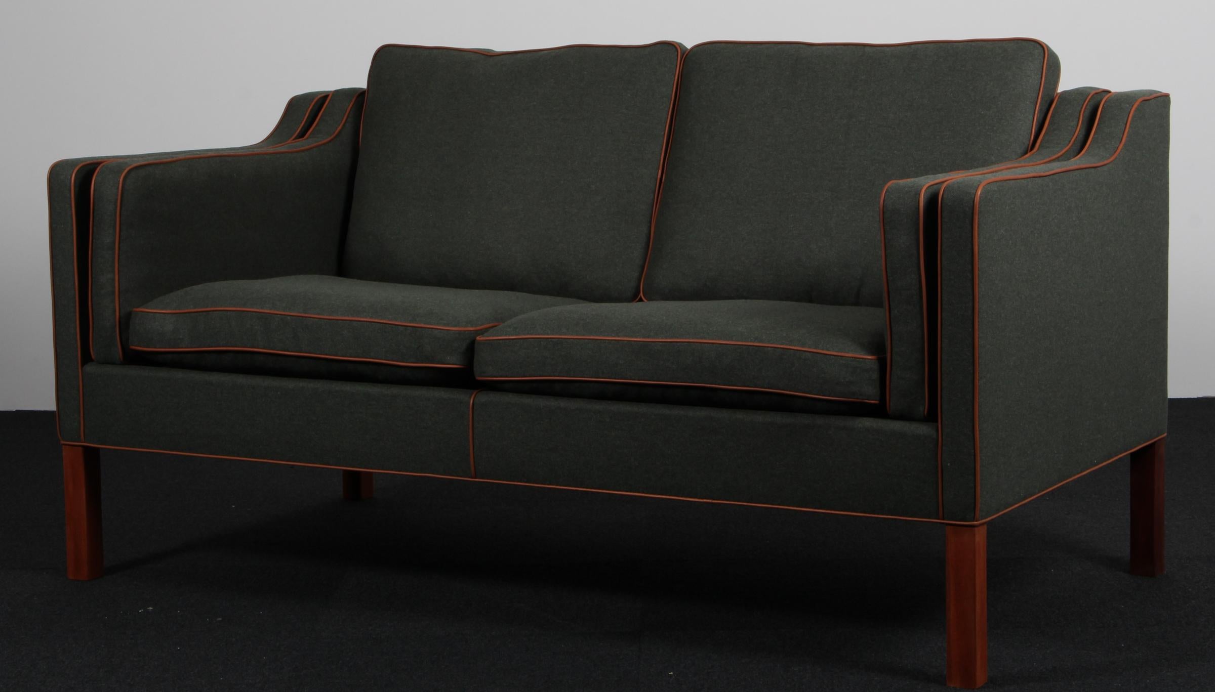 Børge Mogensen Zweisitzer-Sofa, neu gepolstert mit cognacfarbenen Anilinlederschläuchen und flaschengrüner Magrethe-Wolle von Nevotex.

Beine aus Teakholz.

Modell 2212, hergestellt von Fredericia Furniture.