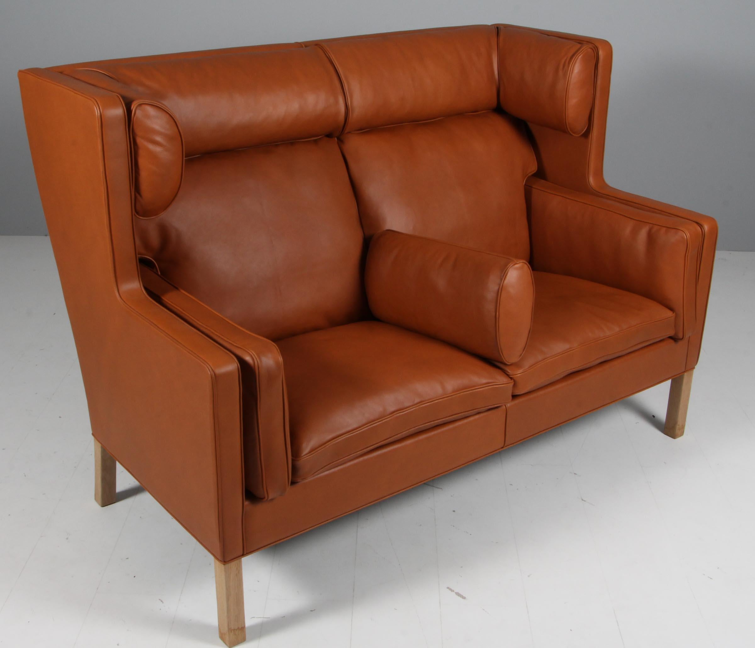 Børge Mogensen new upholstered kupe sofa with walnut elegance leather.

Pieds en chêne.

Modèle 2292, fabriqué par Fredericia Furniture.

Trois places, deux chaises longues et ottomans assortis en stock.