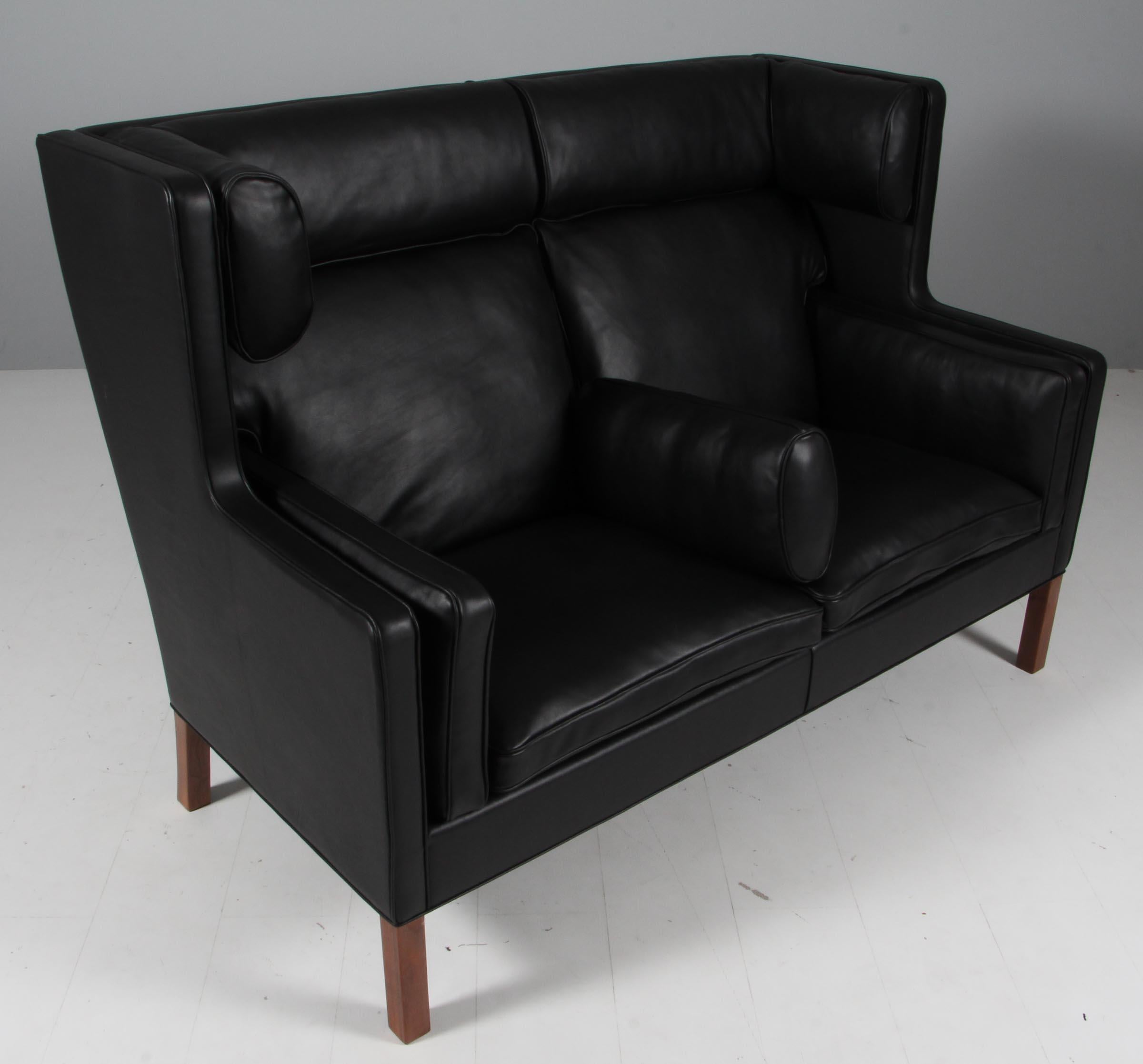 Børge Mogensen new upholstered kupe sofa with black elegance leather.

Pieds en teck.

Modèle 2292, fabriqué par Fredericia Furniture.


