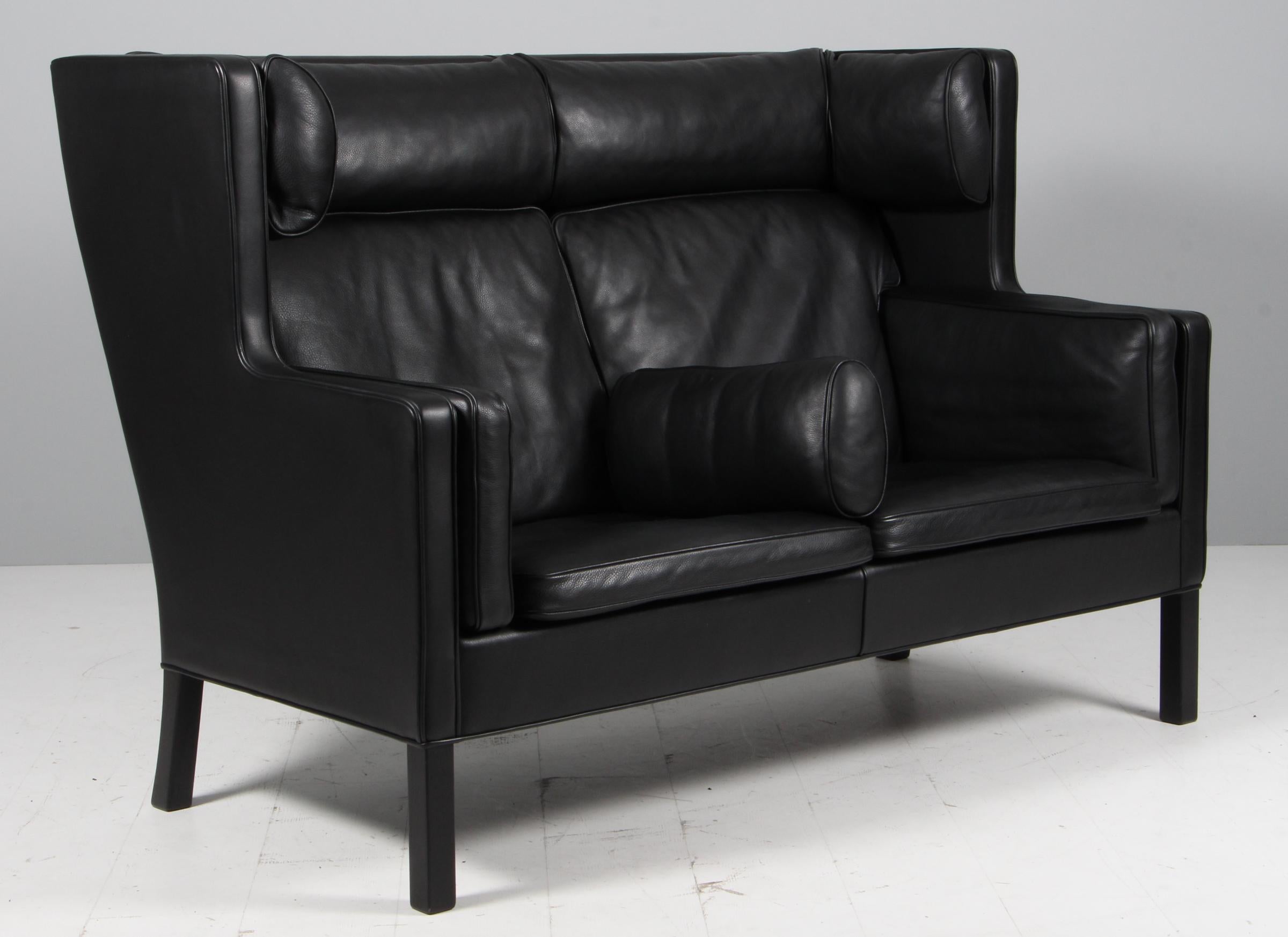 Børge Mogensen original canapé kupe rembourré en cuir noir.

Pieds en chêne teinté noir.

Modèle 2292, fabriqué par Fredericia Furniture.

