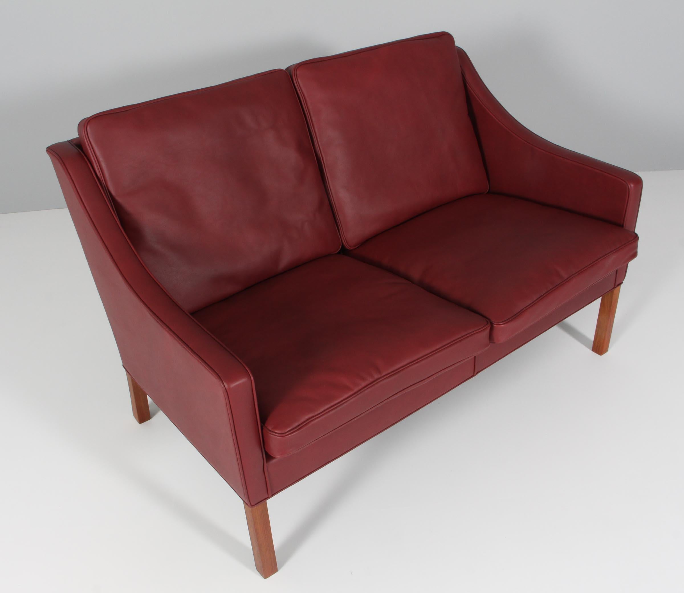 Børge Mogensen Zweisitzer-Sofa, neu gepolstert mit indischrotem Anilinleder in Eleganz.

Beine aus Mahagoni.

Modell 2208, hergestellt von Fredericia Möbel.