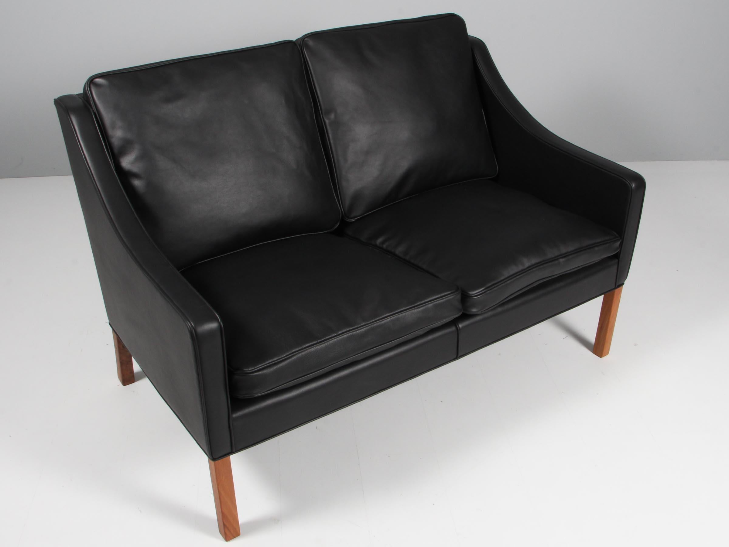 Canapé deux places de Børge Mogensen : nouveau revêtement en cuir aniline noir élégant.

Pieds en teck.

Modèle 2208, fabriqué par Fredericia furniture.