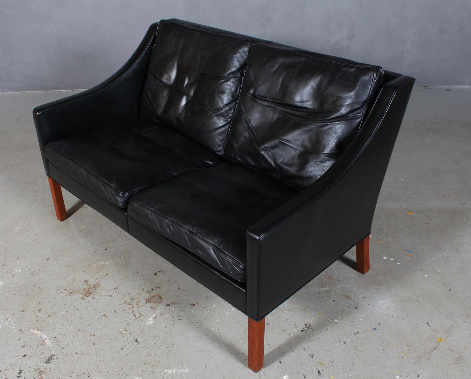 Børge Mogensen two-seat sofa original upholstered with black leather upholstery.

Legs of teak.

Model 2208, made by Fredericia furniture.