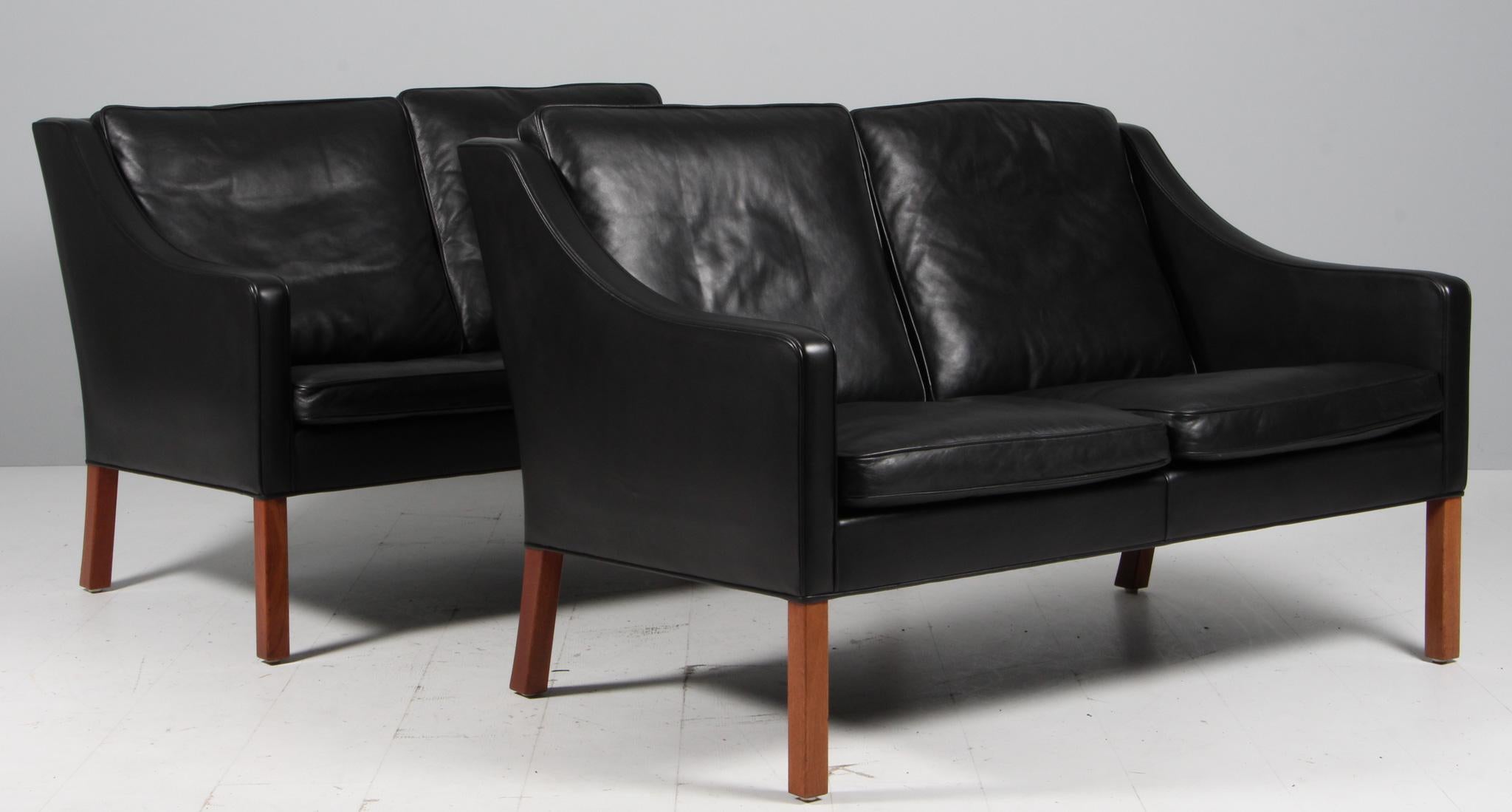 Canapé deux places Børge Mogensen, recouvert de cuir noir.

Pieds en acajou.

Modèle 2208, fabriqué par Fredericia furniture.

Prix par canapé, deux disponibles.