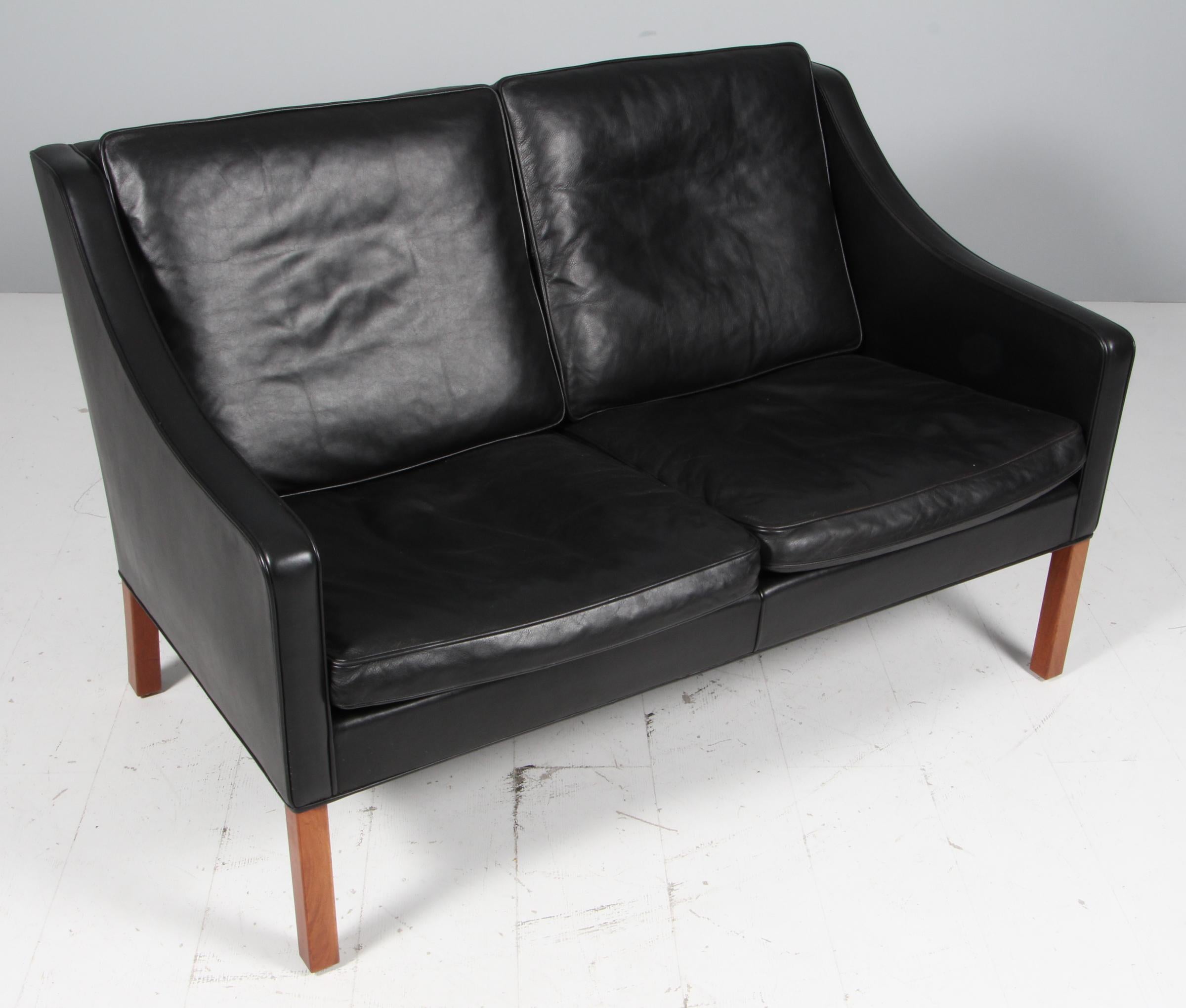 Canapé deux places Børge Mogensen, recouvert de cuir noir.

Pieds en acajou.

Modèle 2208, fabriqué par Fredericia furniture.

Prix par canapé, deux disponibles.