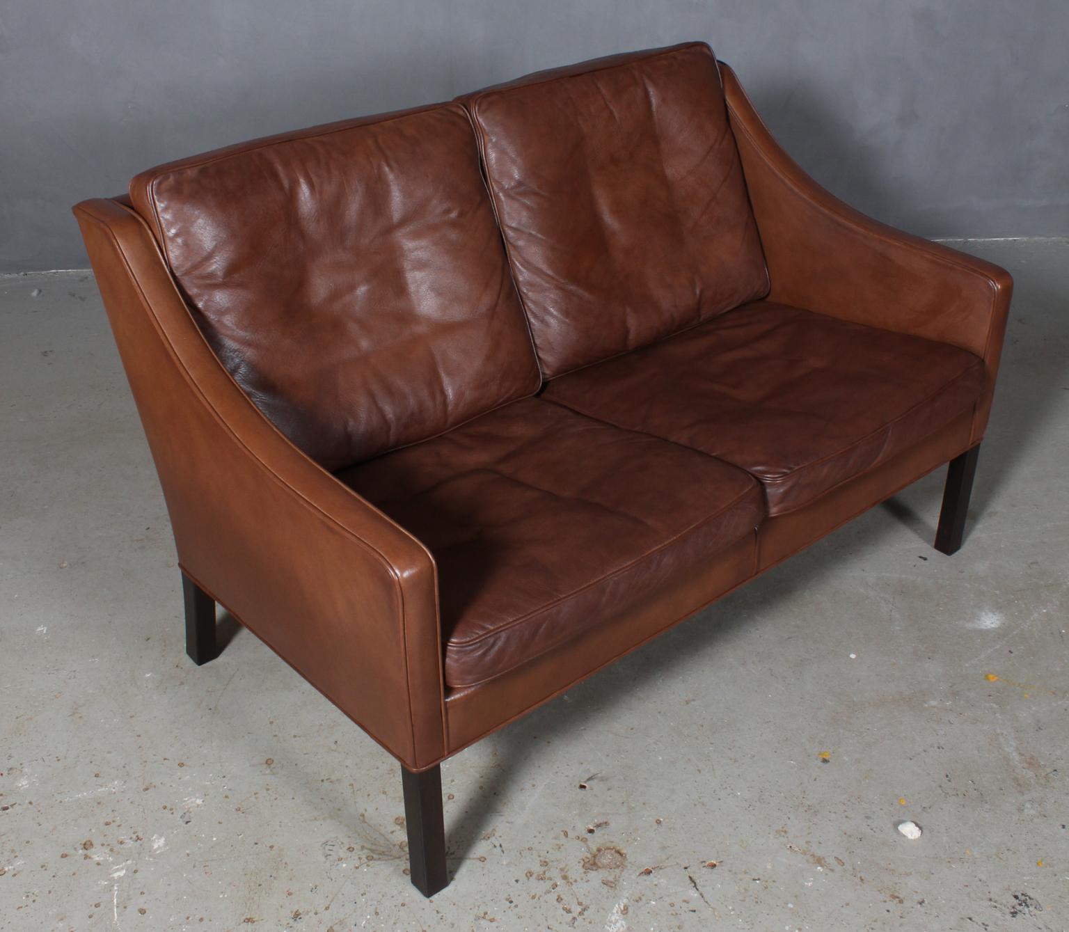 Børge Mogensen two-seat sofa original upholstered with brown leather upholstery.

Legs of mahogany.

Model 2208, made by Fredericia furniture.