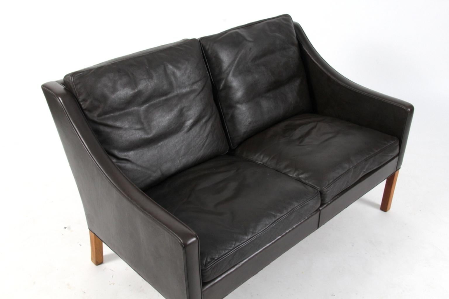 Børge Mogensen two-seat sofa original upholstered with dark brown leather upholstery.

Legs of mahogany.

Model 2208, made by Fredericia furniture.