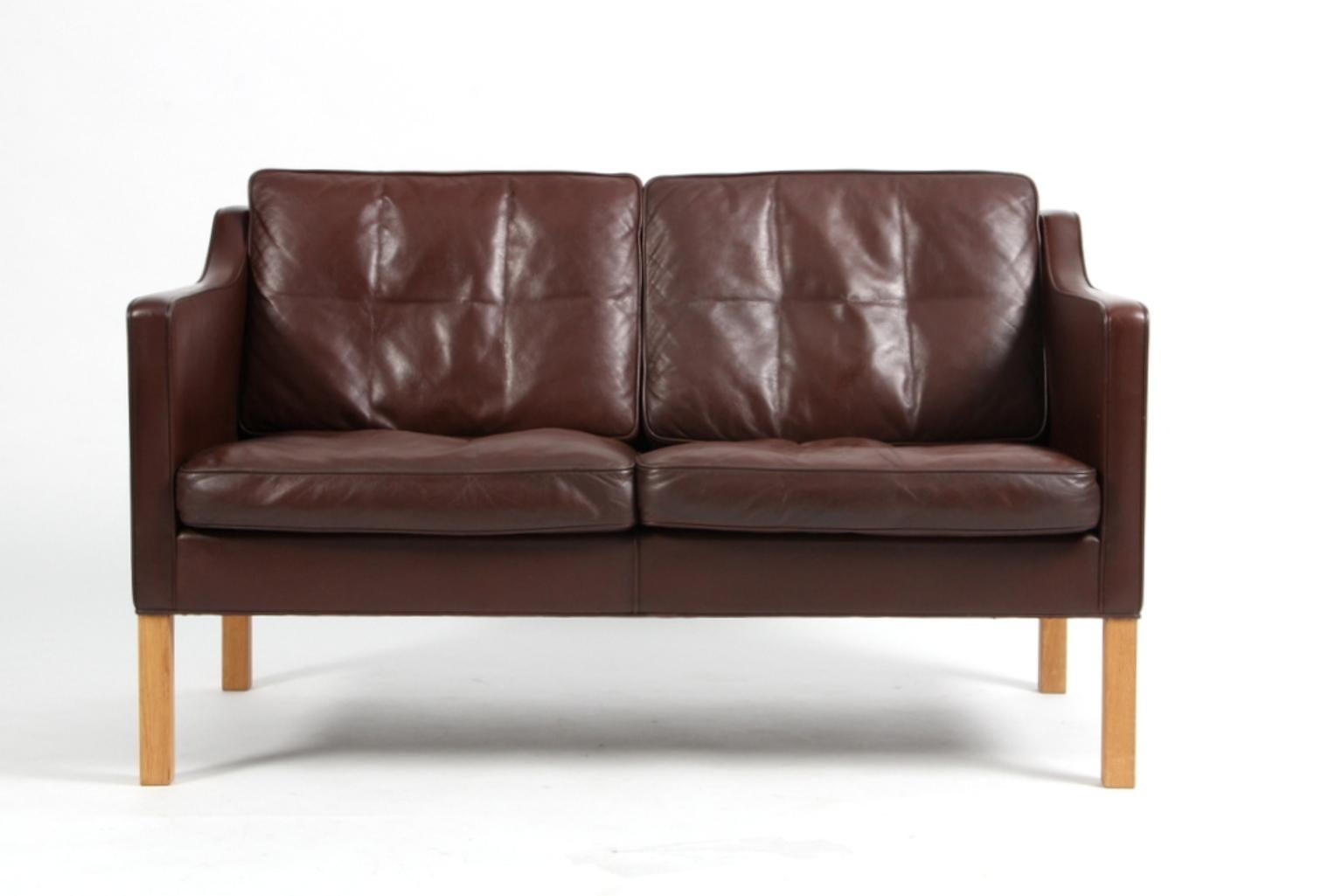 Børge Mogensen two-seat sofa original upholstered with brown leather.

Legs of oak.

Model 2322, made by Fredericia Furniture.