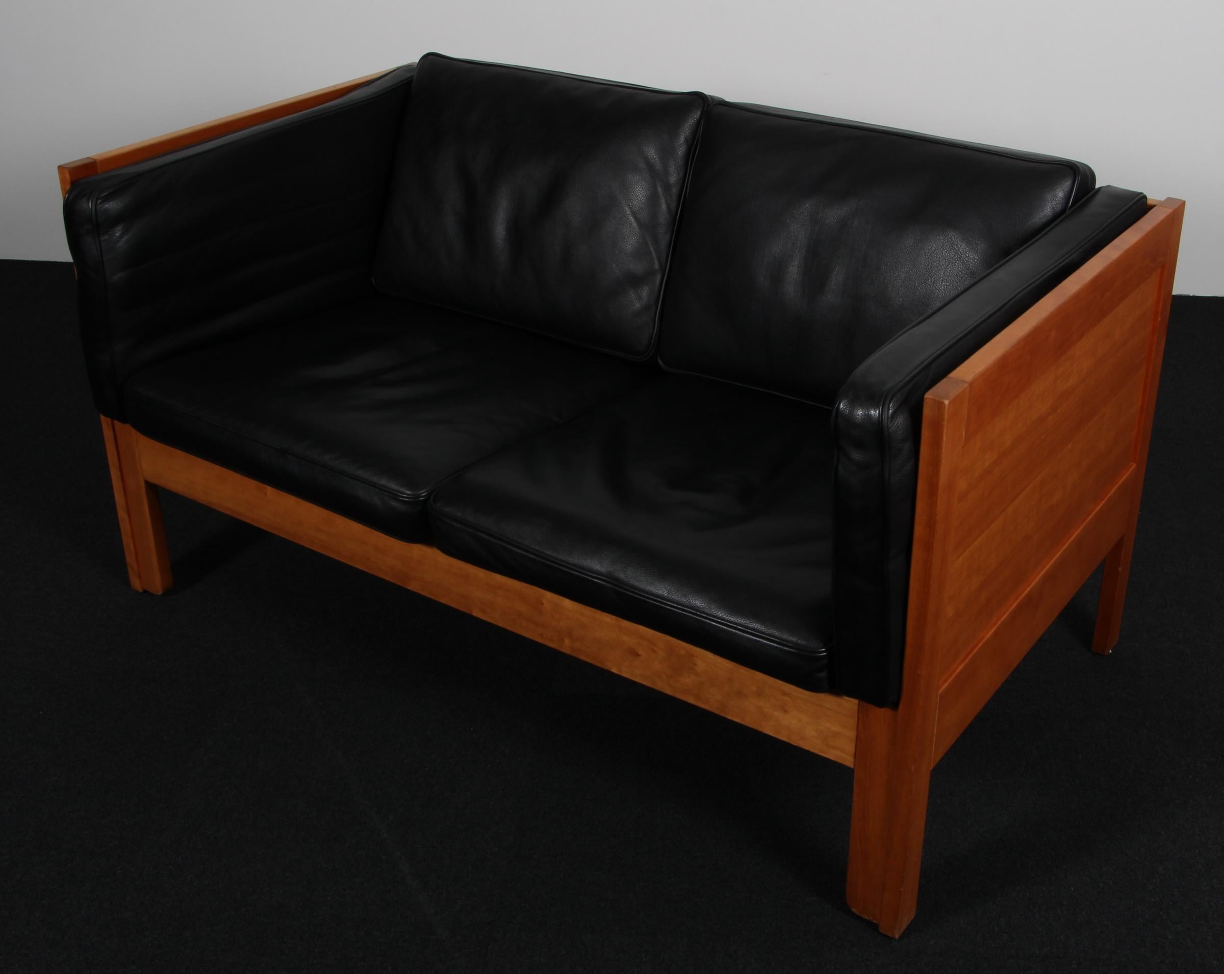 Canapé deux places Børge Mogensen.

Tapisserie d'origine en cuir noir.

Cadre en cerisier.

Modèle 2342, fabriqué par Fredericia Furniture.
