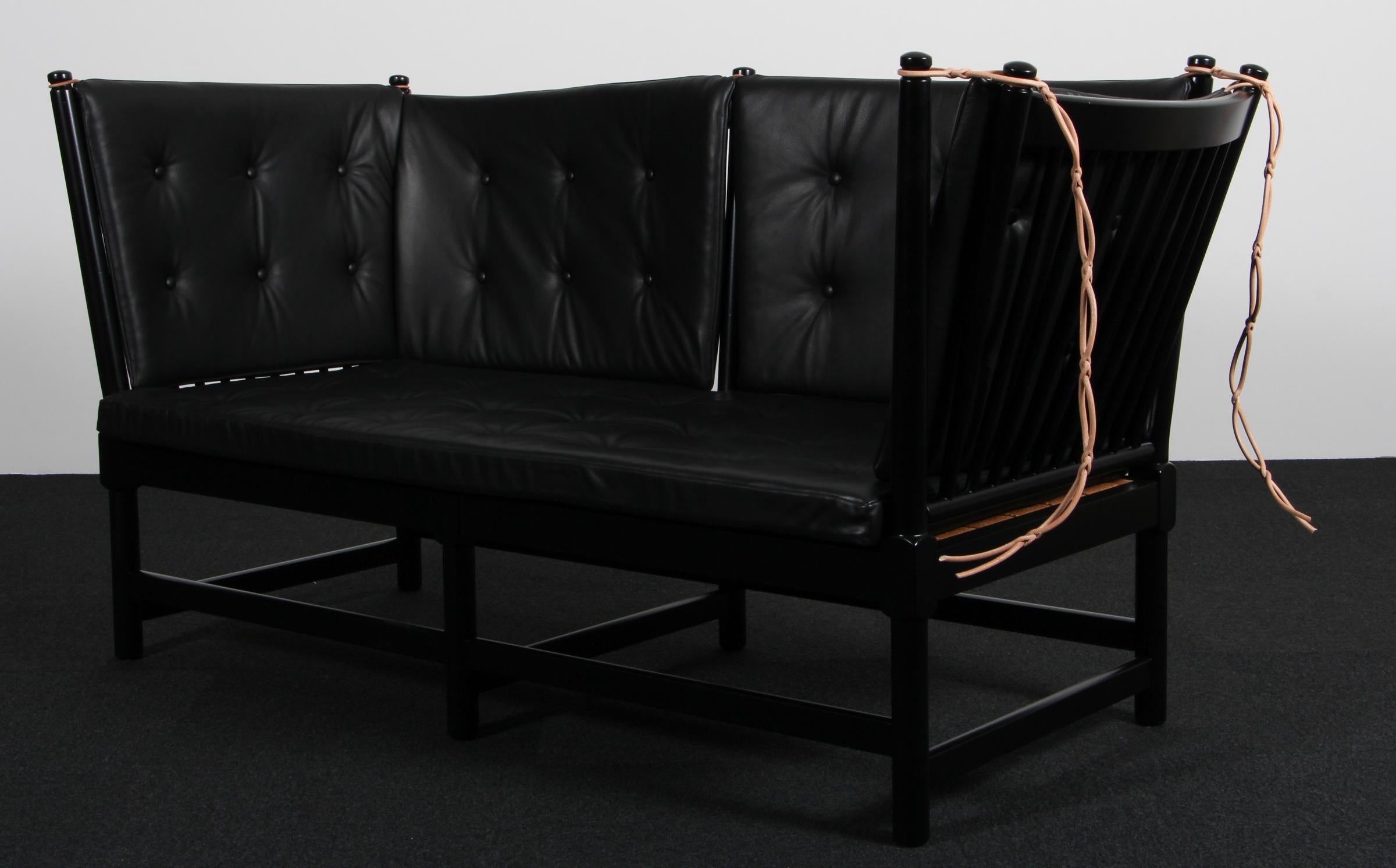 Canapé deux places Beeche en hêtre laqué noir et nouveaux coussins rembourrés en cuir aniline pleine fleur noir.

Modèle tremmesofa (1789), fabriqué par Fritz Hansen.