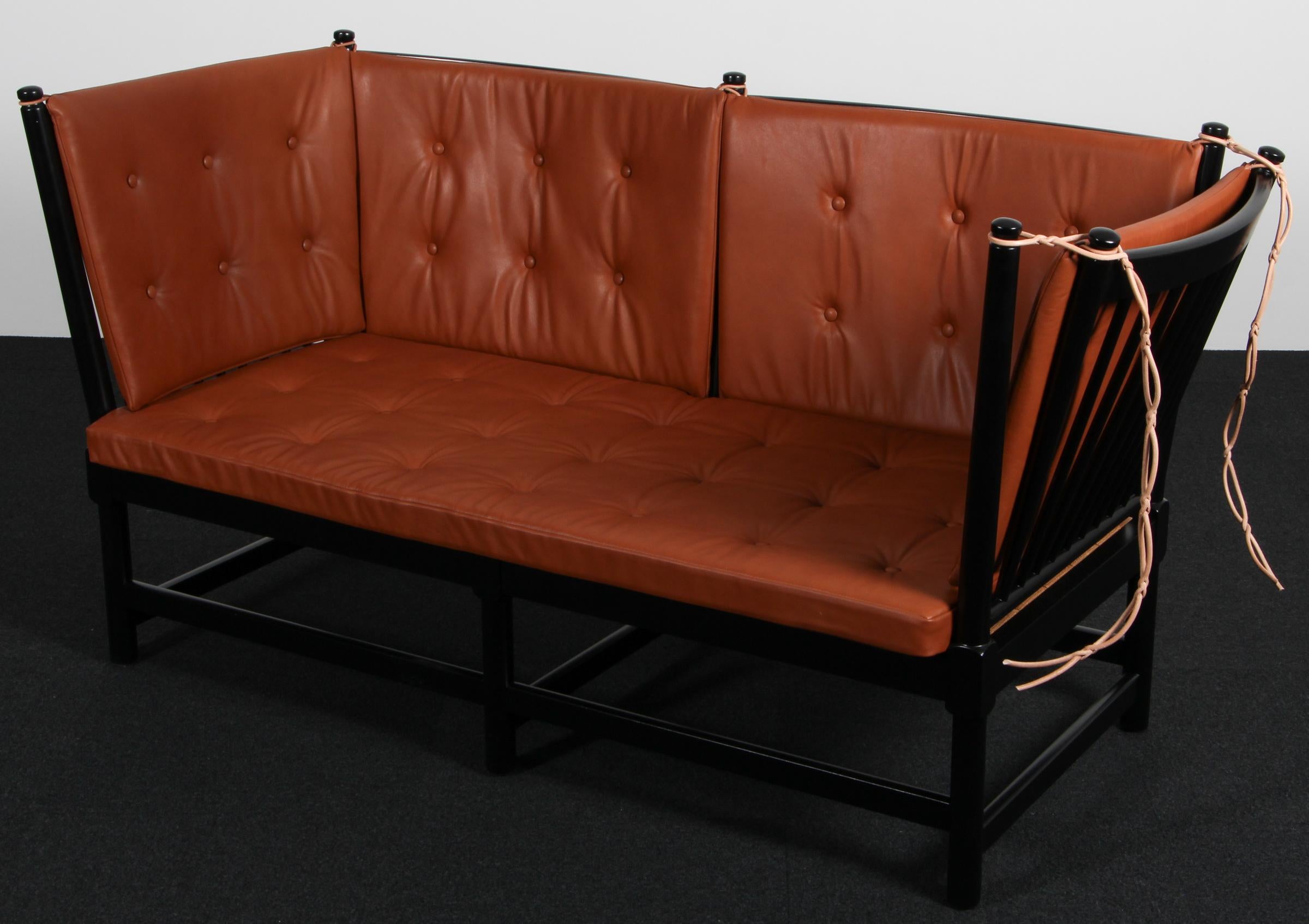 Canapé deux places Beeche en hêtre laqué noir et nouveaux coussins rembourrés en cuir aniline pleine fleur cognac.

Modèle tremmesofa (1789), fabriqué par Fritz Hansen.