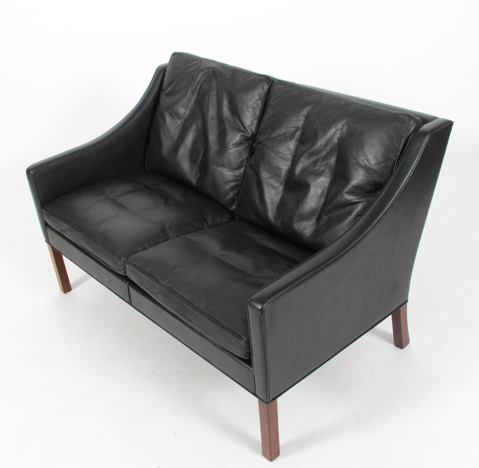 Børge Mogensen two-seater sofa original upholstered with black leather upholstery.

Legs of teak.

Model 2208, made by Fredericia furniture.