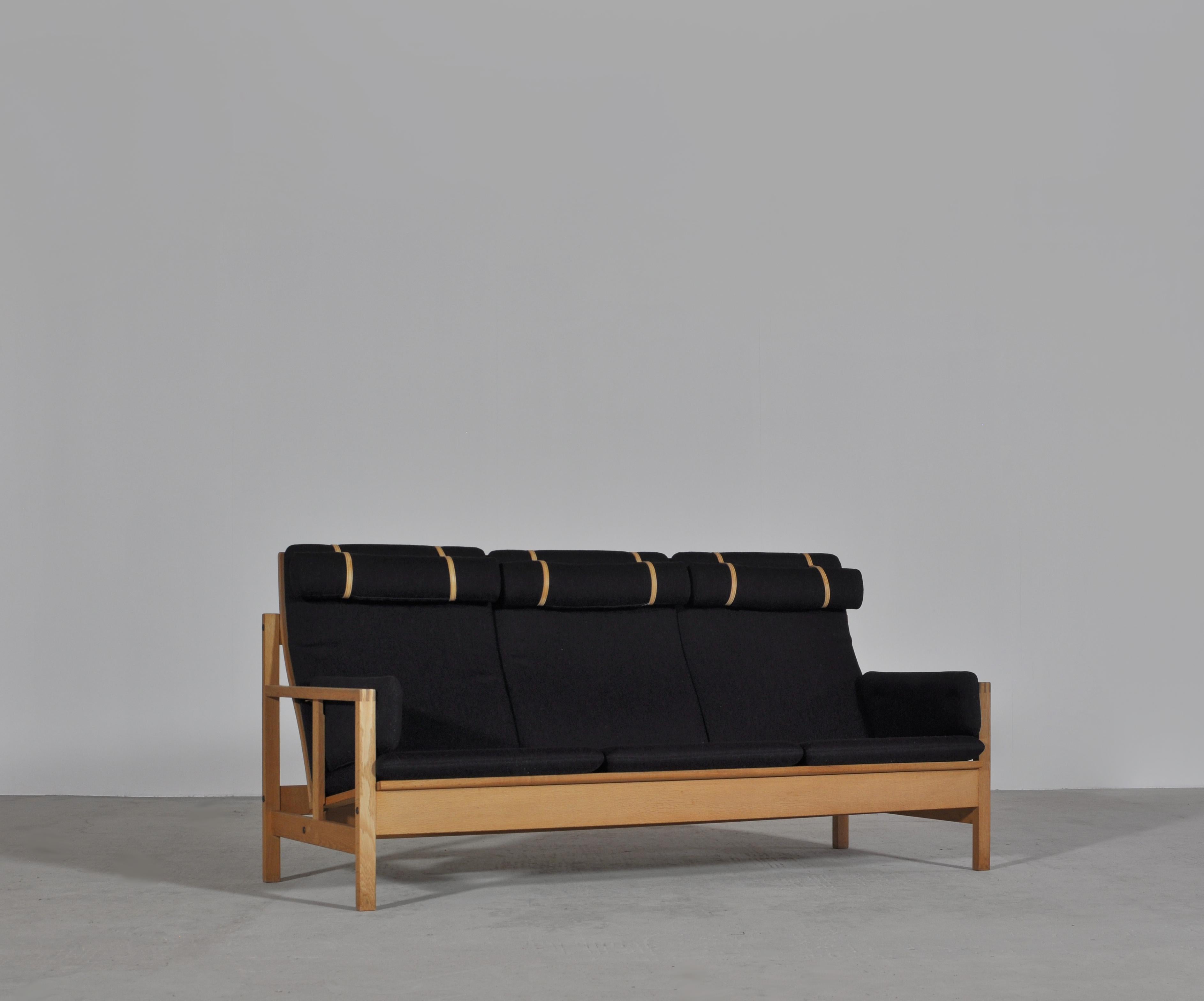 Beautiful Børge Mogensen design from the 1960s. The sofa is made from solid oak and the loose cushions are reupholstered in black 