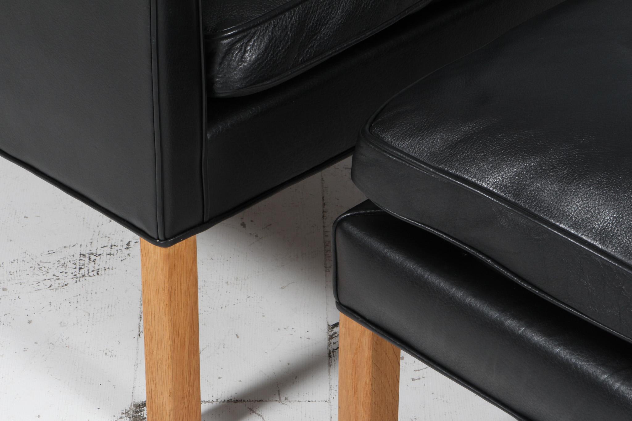 Børge Mogensen Wingback Chair and Ottoman, Model 2202 / 2204, leather In Excellent Condition For Sale In Esbjerg, DK