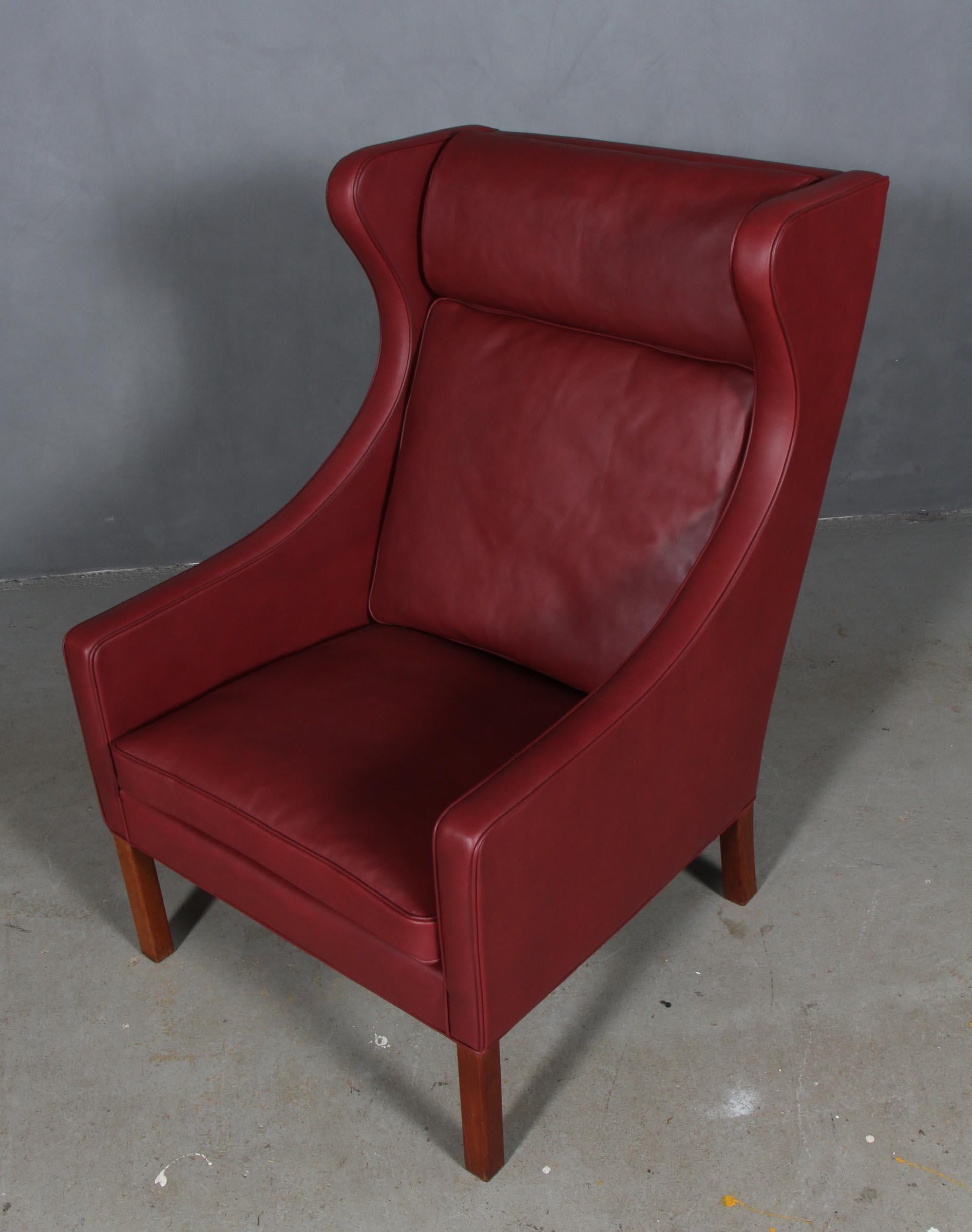 Chaise à oreilles Børge Mogensen nouvellement tapissée de cuir d'élégance rouge indien.

Pieds en teck.

Modèle 2204, fabriqué par Fredericia Furniture.