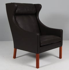 Sillón Wingback de Børge Mogensen en teca y cuero, diseño escandinavo