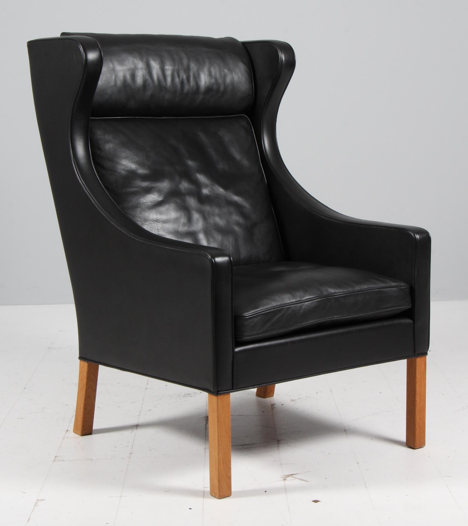 Sedia a spalla Børge Mogensen con rivestimento originale in pelle nera.

Gambe in Oak.

Modello 2204, prodotto da Fredericia Furniture.