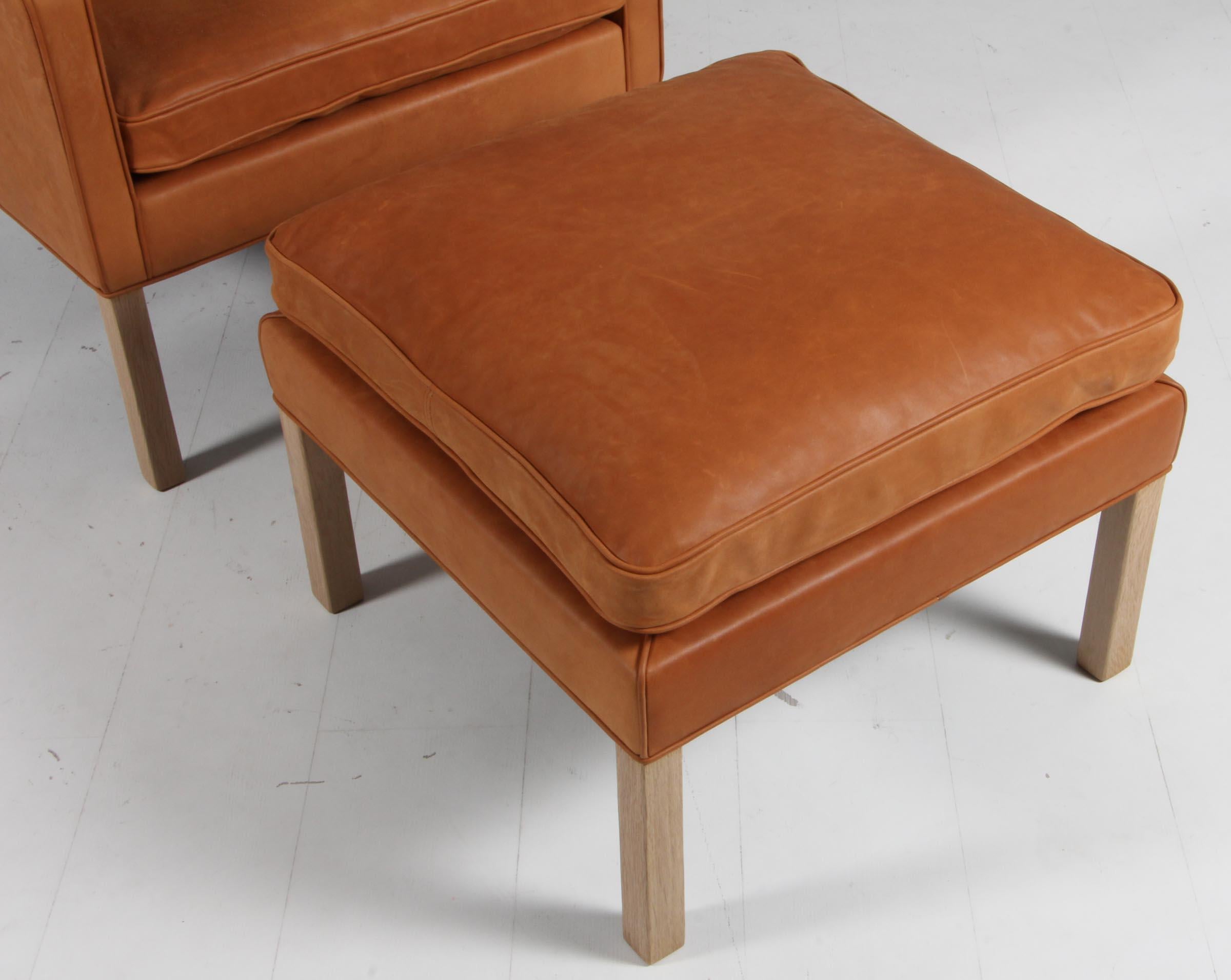 Sillón orejero Børge Mogensen con otomana nuevo tapizado con piel anilina dunas de Sørensen leather.

Patas de teca.

Modelo 2204 + 2292, fabricados por Fredericia Furniture.