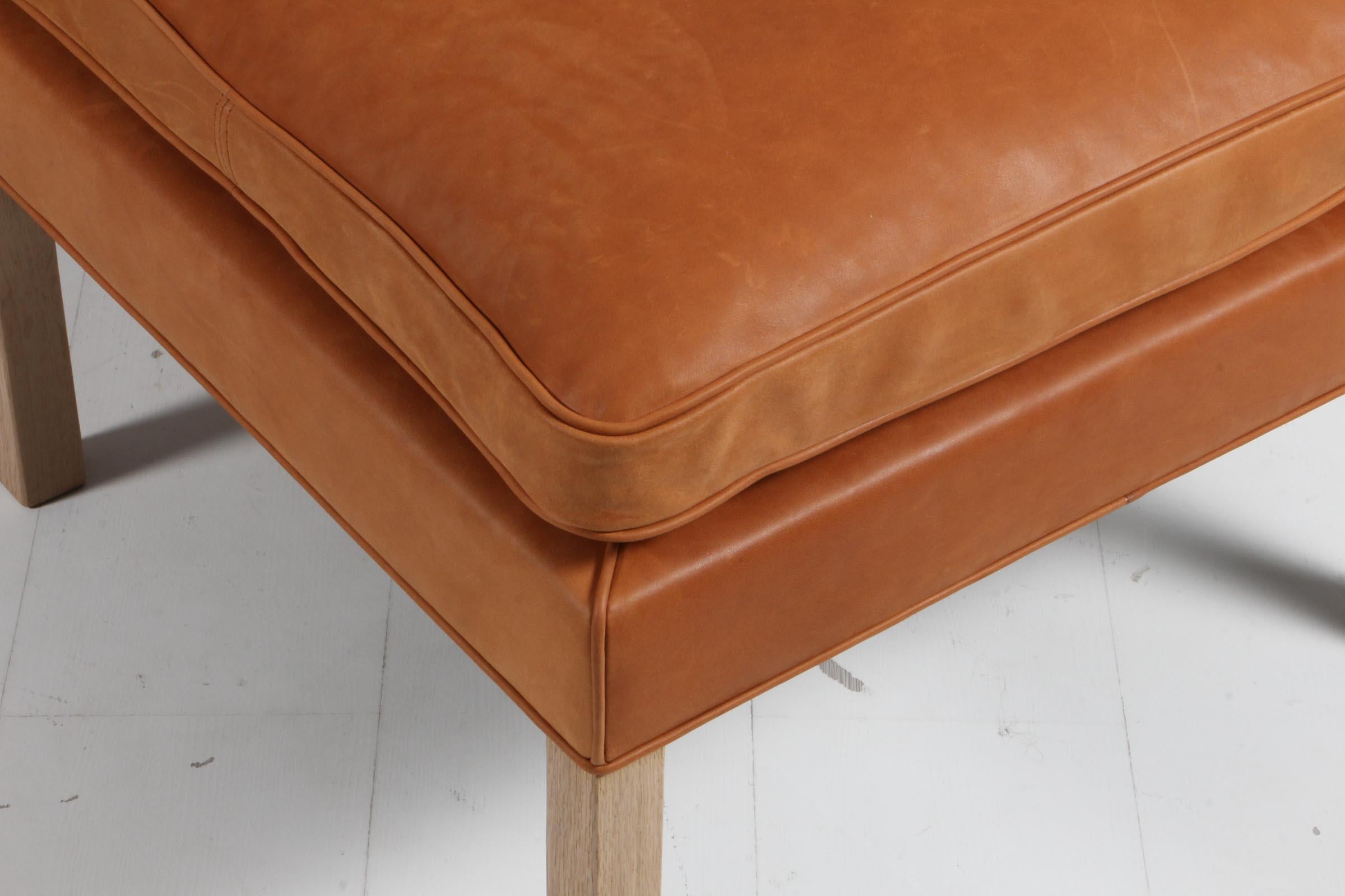 Silla Børge Mogensen con respaldo y otomana, piel Dunes Sørensen Escandinavo moderno en venta