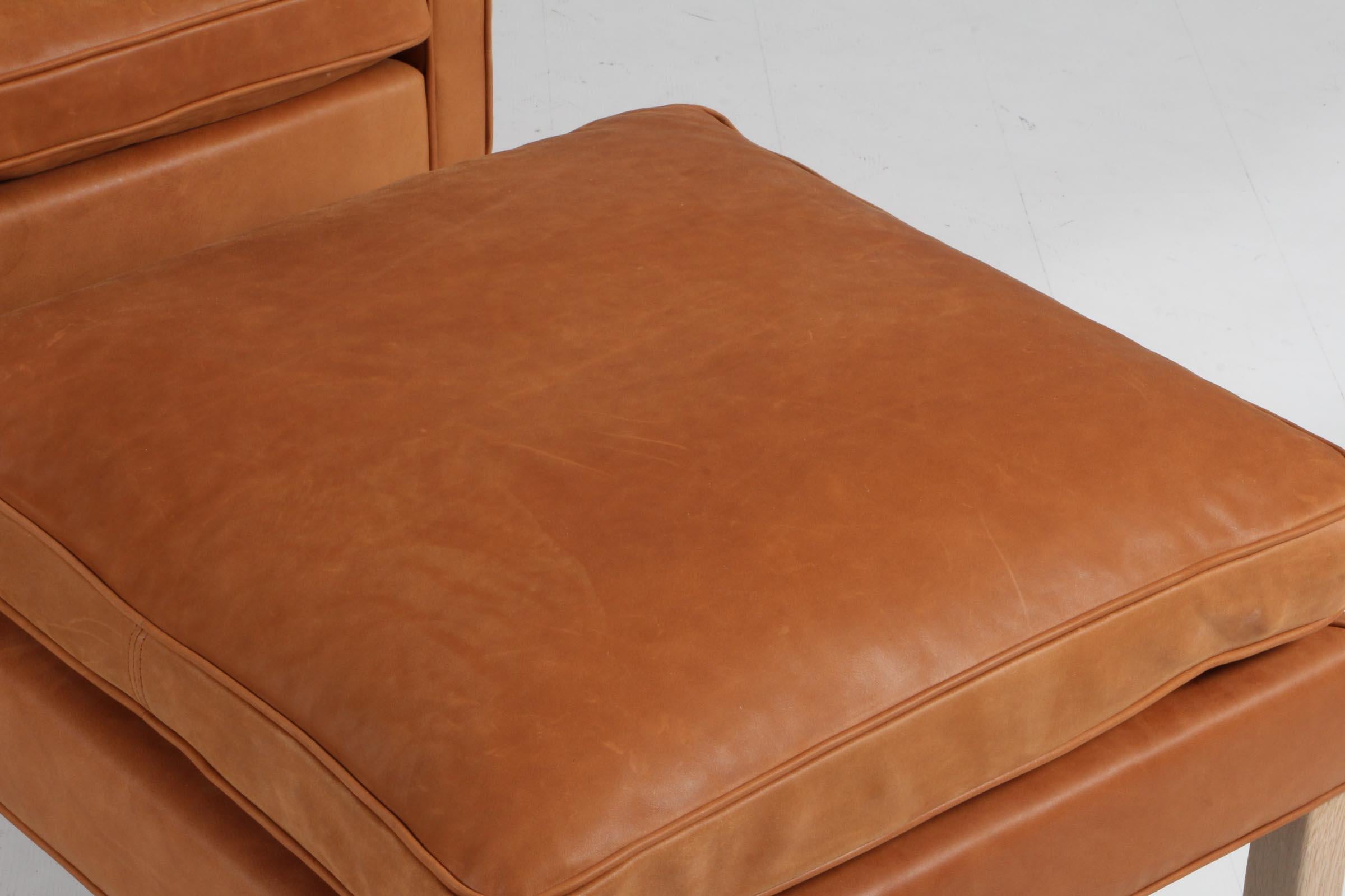 Silla Børge Mogensen con respaldo y otomana, piel Dunes Sørensen Danés en venta