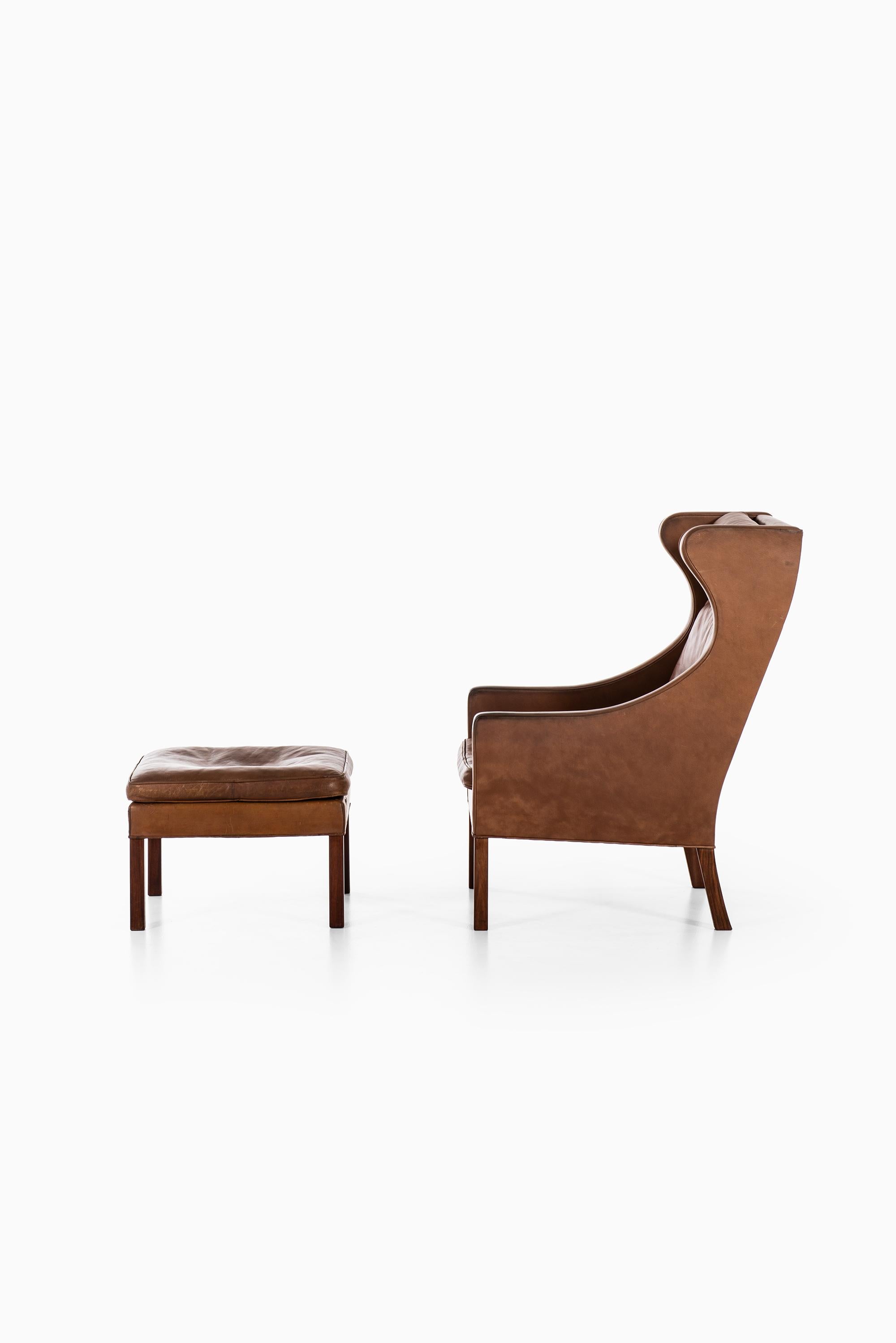 Rare wingback easy chair model 2204 and stool model 2202 designed by Børge Mogensen. Produced by Fredericia Stolefabrik in Denmark.