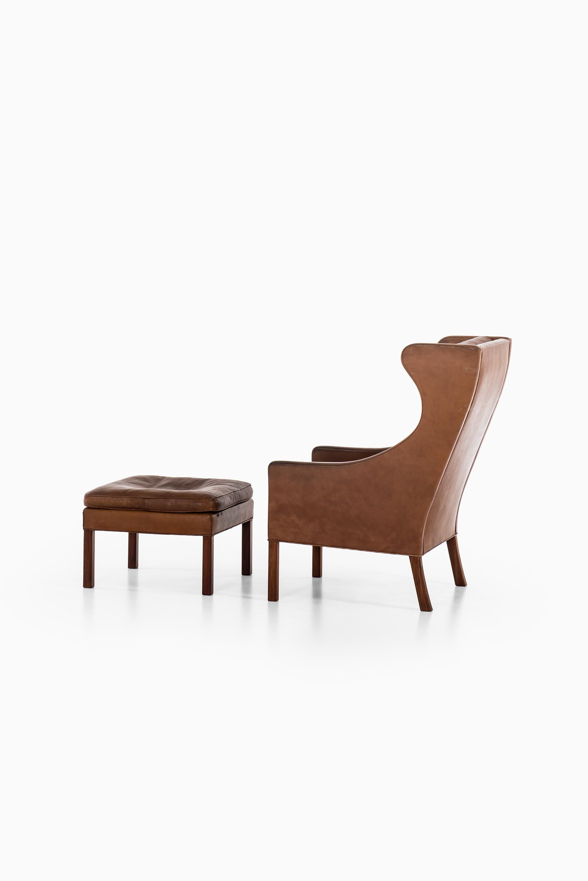 Børge Mogensen Wingback Easy Chair Model 2204 with Stool Model 2202 In Good Condition In Limhamn, Skåne län