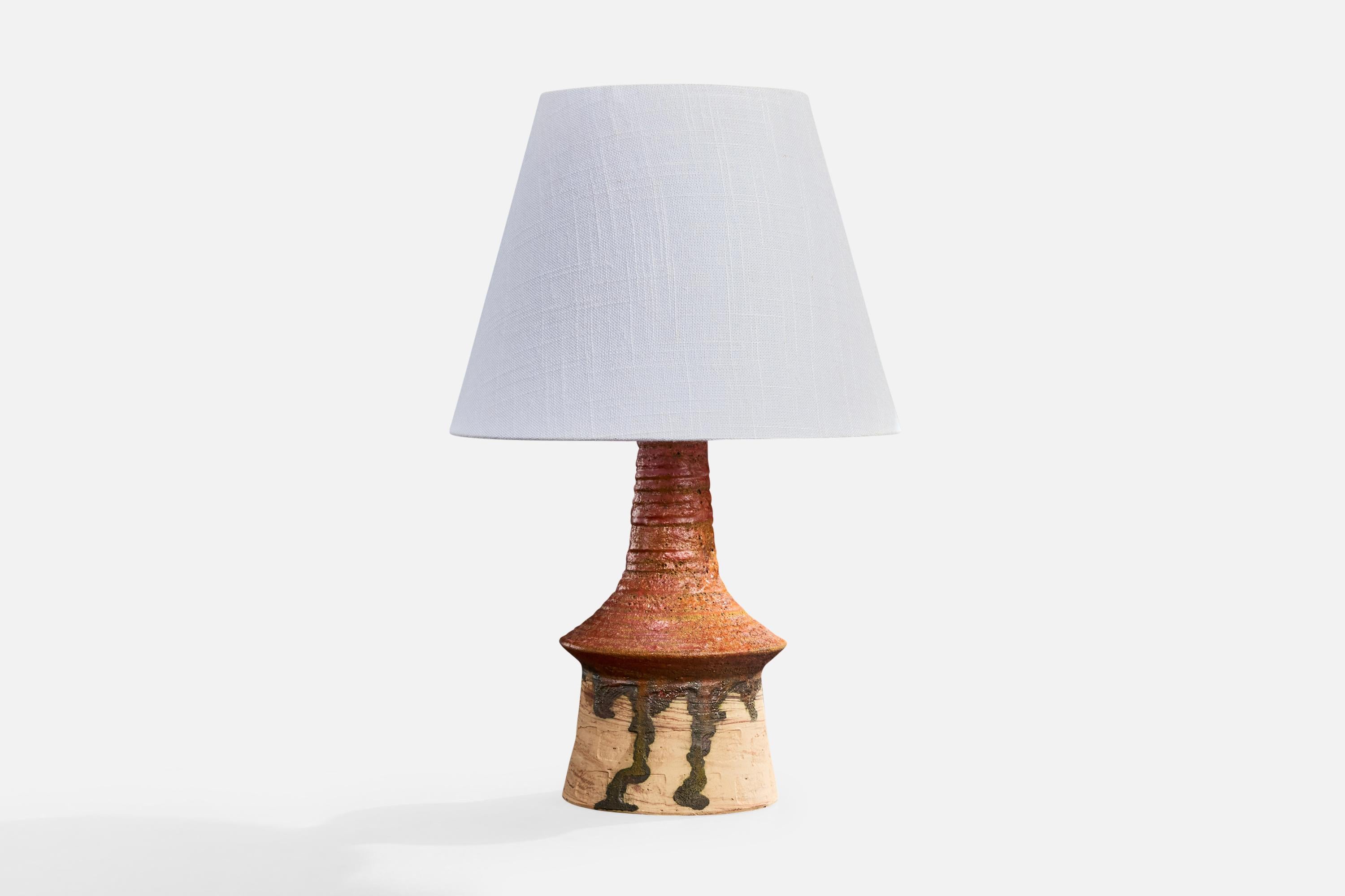 Lámpara de sobremesa de gres esmaltado en naranja y marrón, diseñada por el arquitecto Børge Wernonch y producida por Afta, Dinamarca, c. década de 1940.

Dimensiones de la lámpara (pulgadas): 11,9 