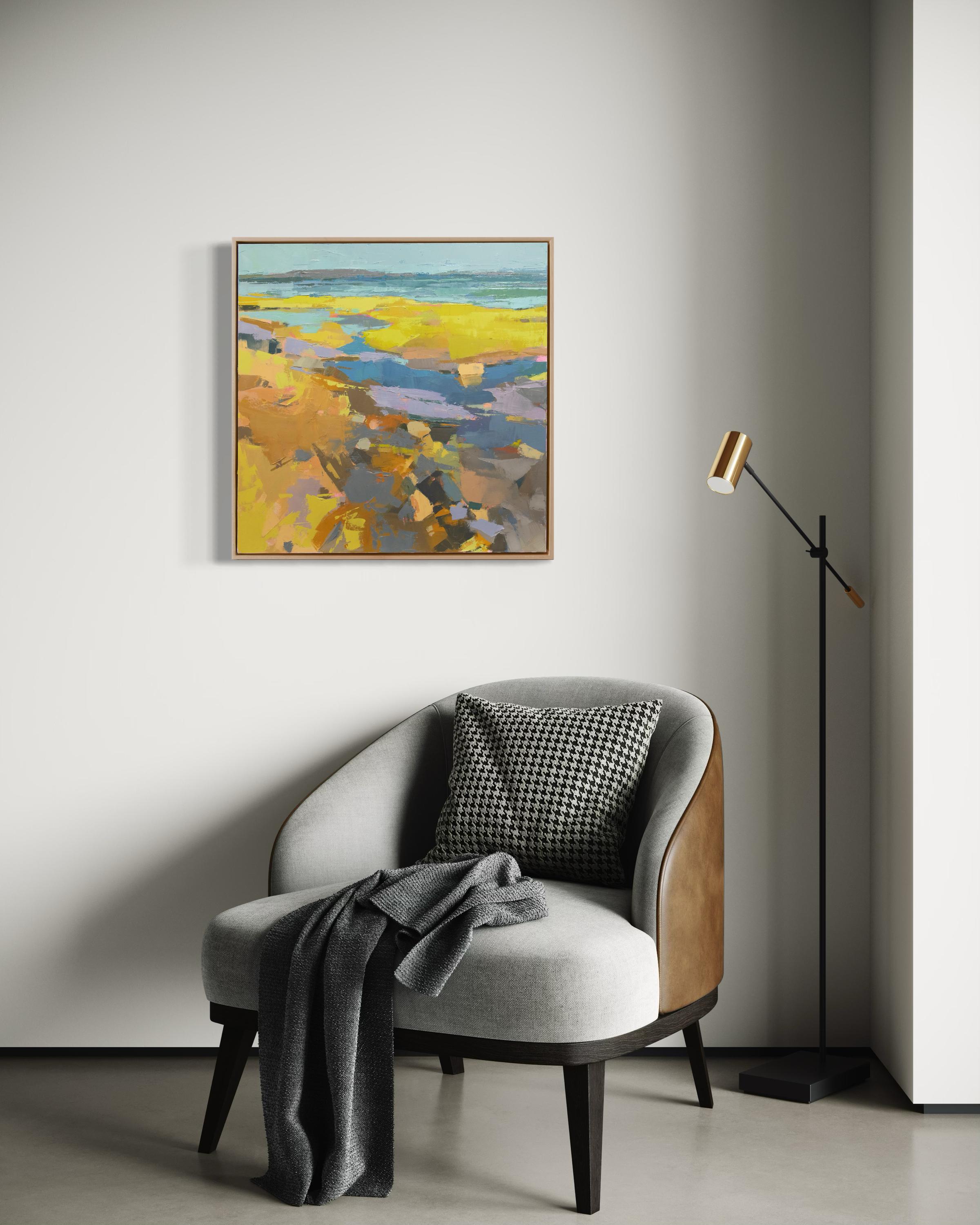 Questo originale dipinto a olio di paesaggio costiero astratto dell'artista Bri Custer è caratterizzato da una vibrante tavolozza di colori blu e gialli. Cattura una vista astratta di un litorale, con spessi strati di pittura, applicati in modo non