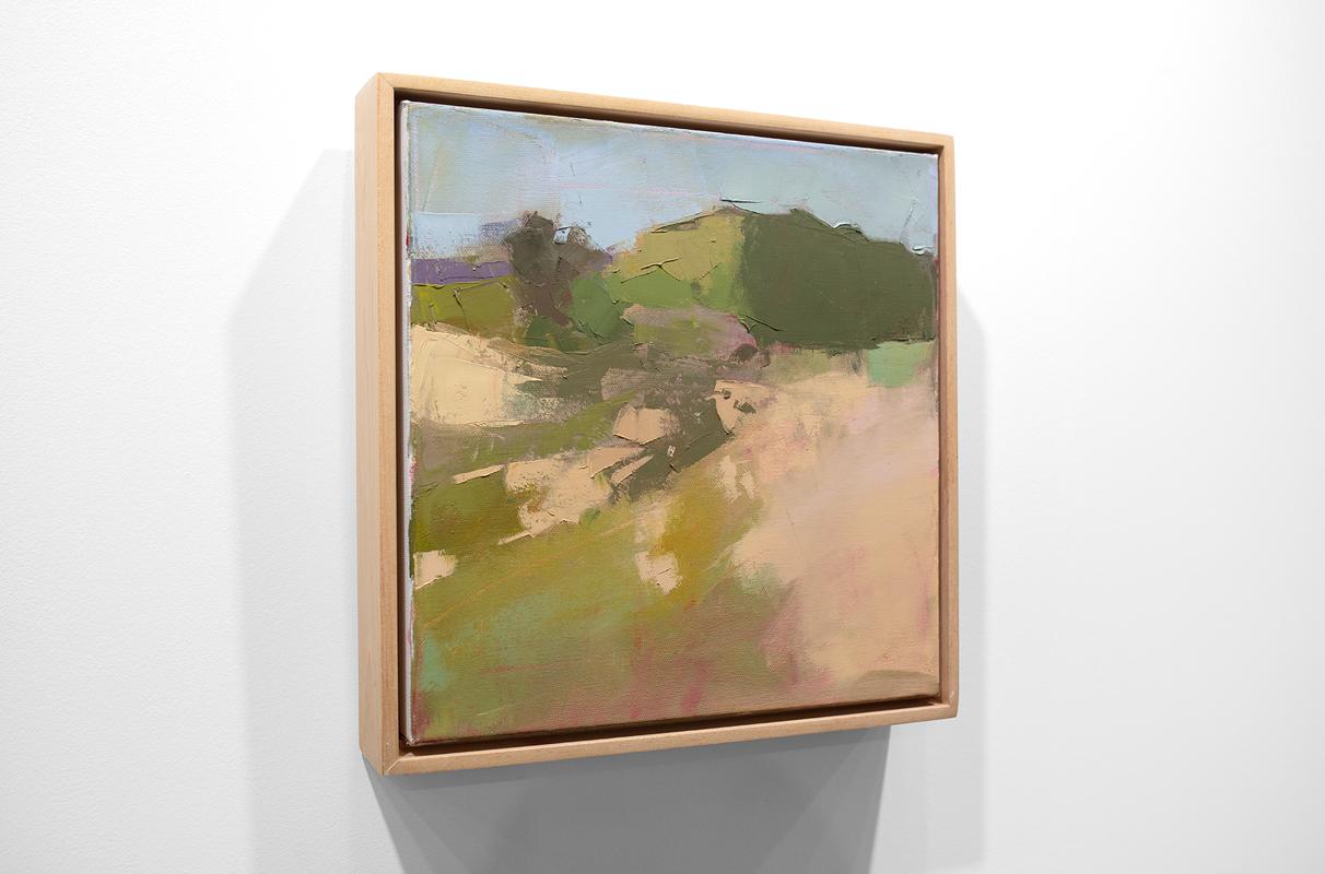 Dieses kleine abstrakte Original-Ölgemälde der Künstlerin Bri Custer zeigt eine gedämpfte, erdige Farbpalette mit warmen Beige- und tiefen, gedämpften Gelbgrüntönen. Der Künstler trägt dicke Farbschichten in großen, lockeren Strichen auf die