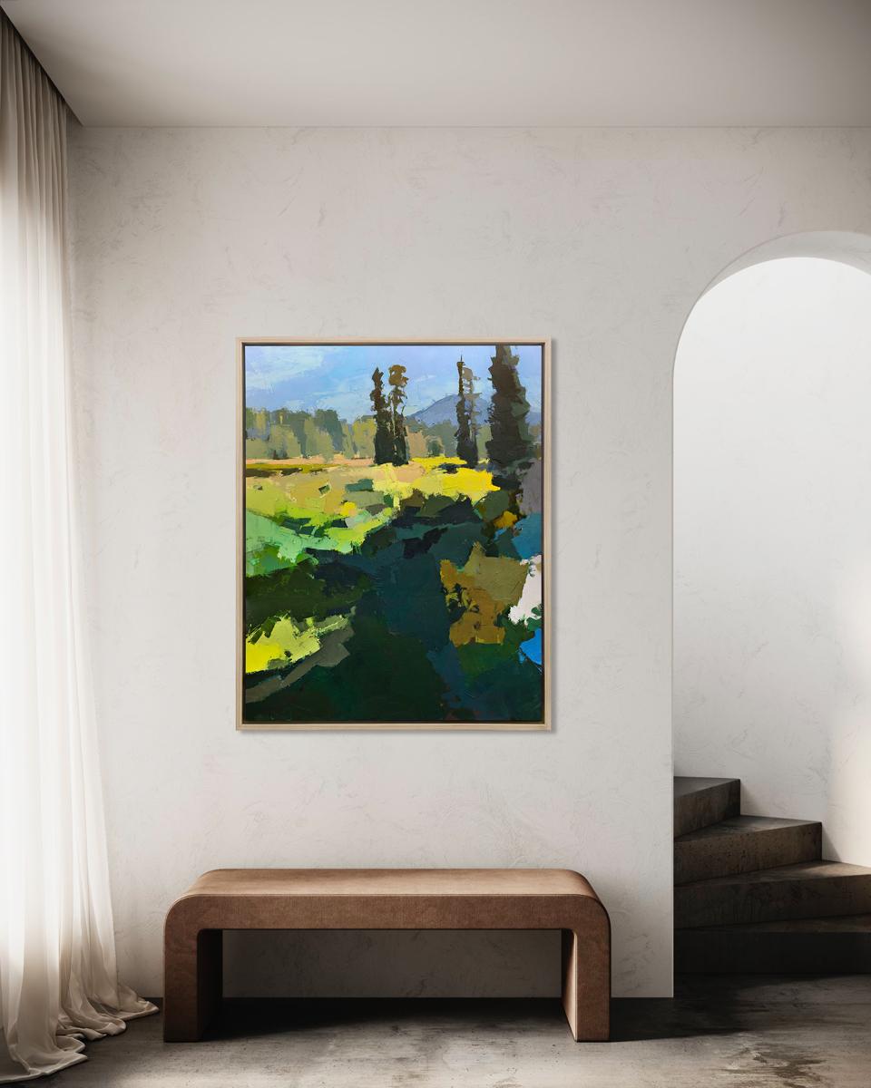 Diese limitierte Auflage des Giclée-Landschaftsdrucks von Bri Custer hat eine Auflage von 195 Stück. Es zeigt eine blaue und grüne Farbpalette mit leuchtend gelben Akzenten und fängt eine abstrahierte Landschaft mit großen Bäumen in der Ferne ein.