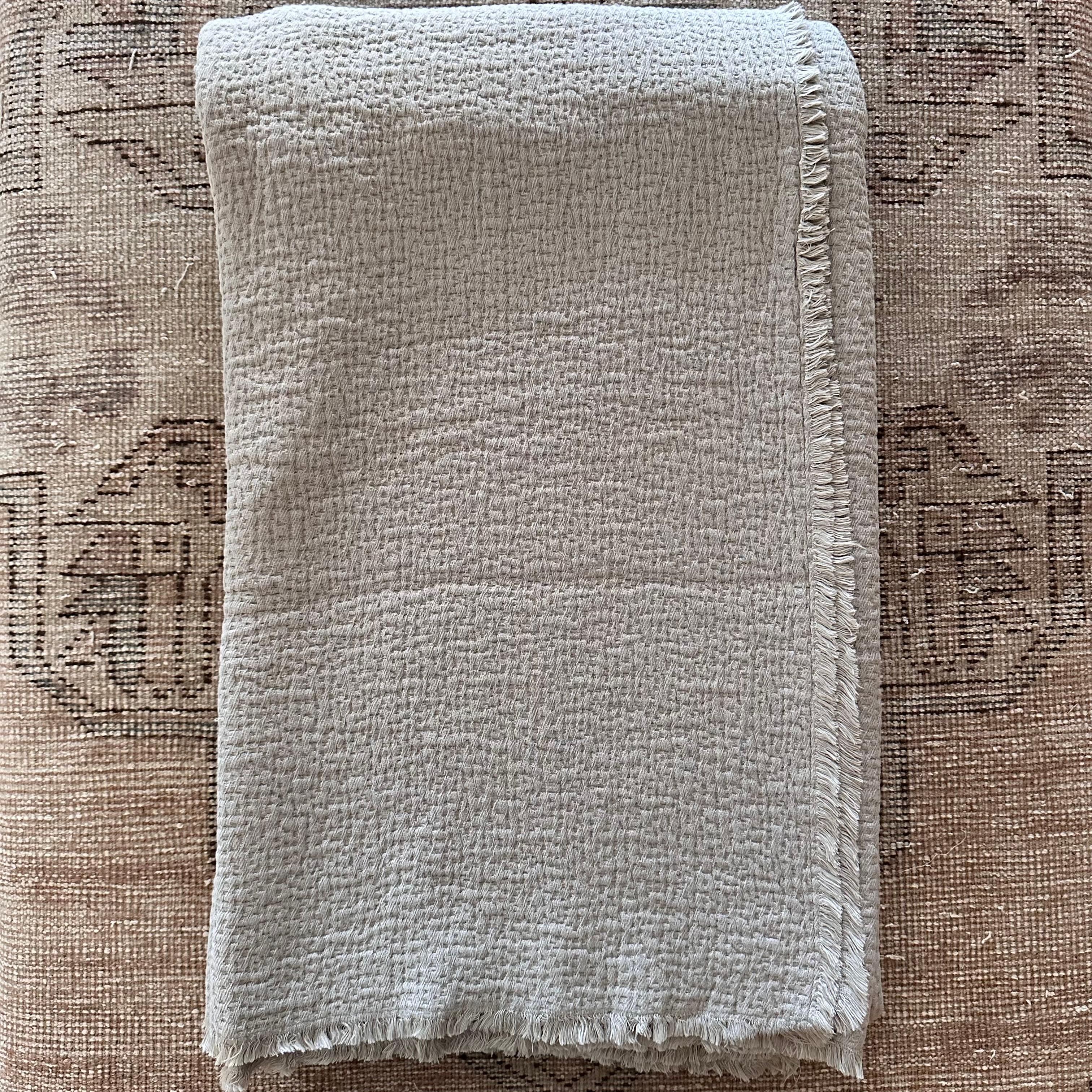 Un bellissimo copriletto in cotone in una tonalità tenue o profonda aggiungerà una lussuosa morbidezza al tuo letto. Disponibile in misure di letto e lanci.
Queste sono le nostre nuove coperte preferite grazie alla loro morbidezza.
PRODOTTO IN