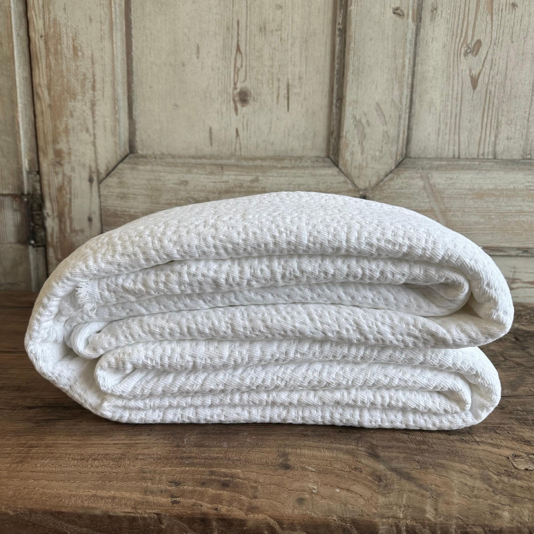 Bria Matelasse French Cotton Throw in Blanc In New Condition For Sale In Brea, CA