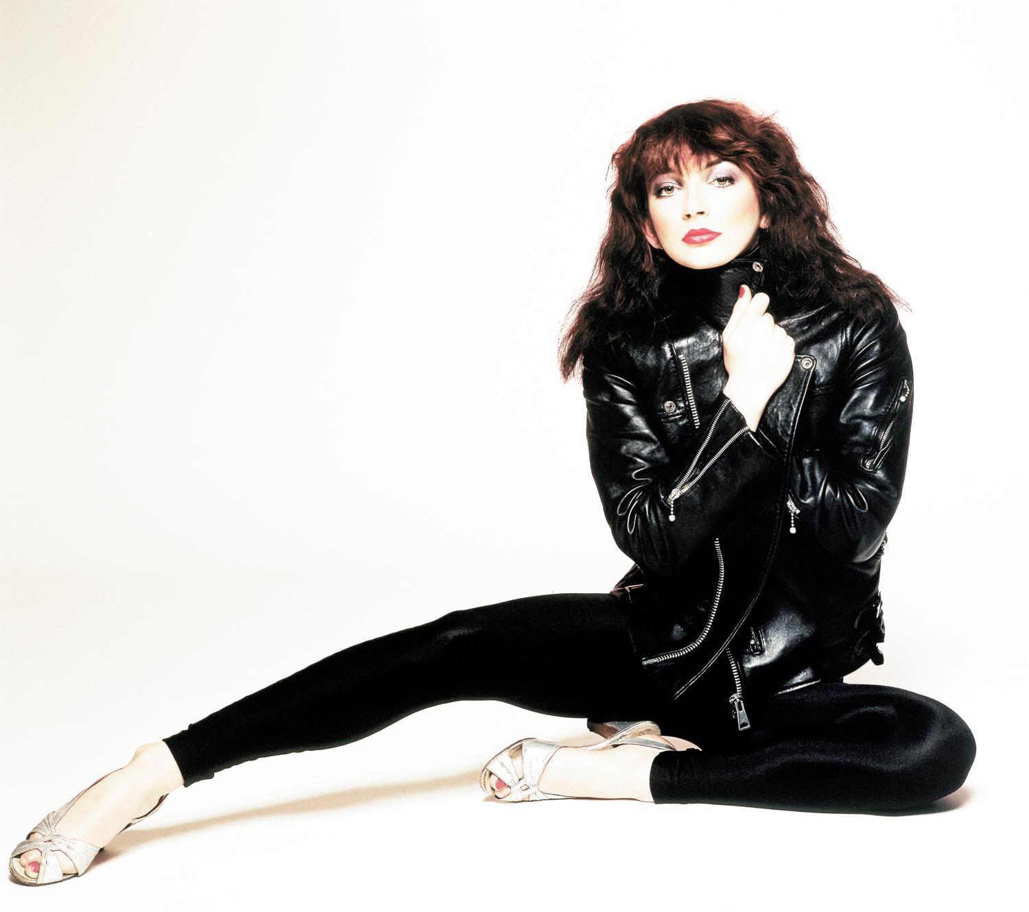 Brian Aris Color Photograph – Kate Bush