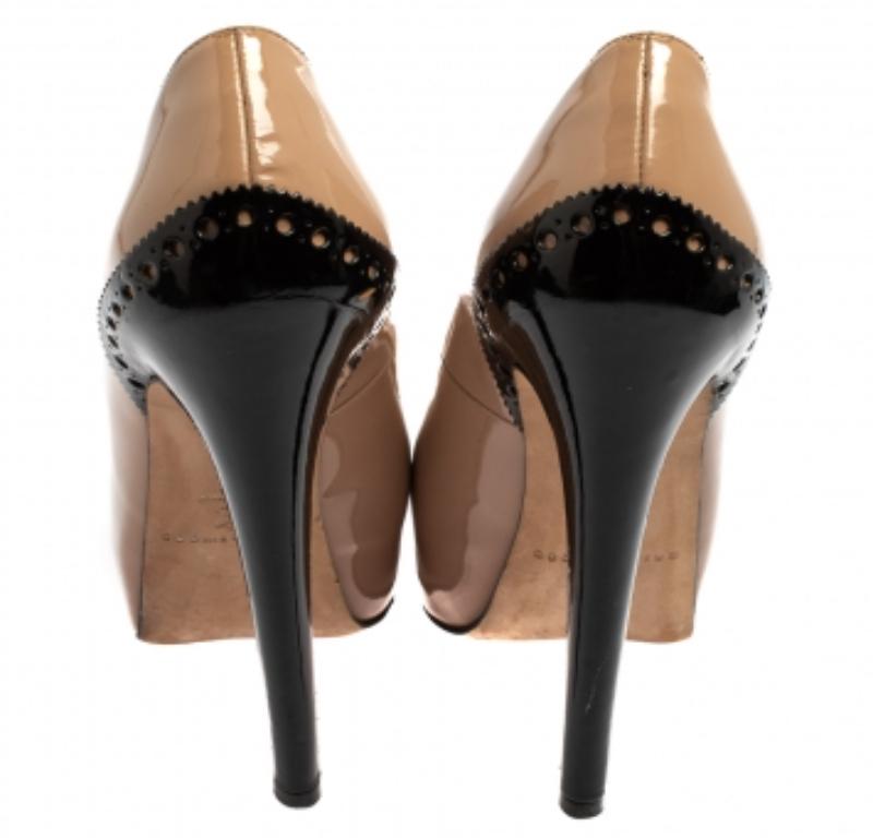 Women's Brian Atwood Beige/Black Patent Leather Platform Pumps Size 36 For Sale