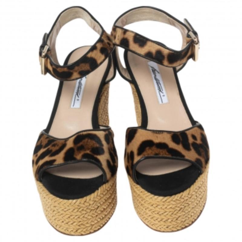 Sandalias de cuña con alpargata Brian Atwood de pelo de potro beige/negro talla 39 en Bueno estado para la venta en Dubai, Al Qouz 2