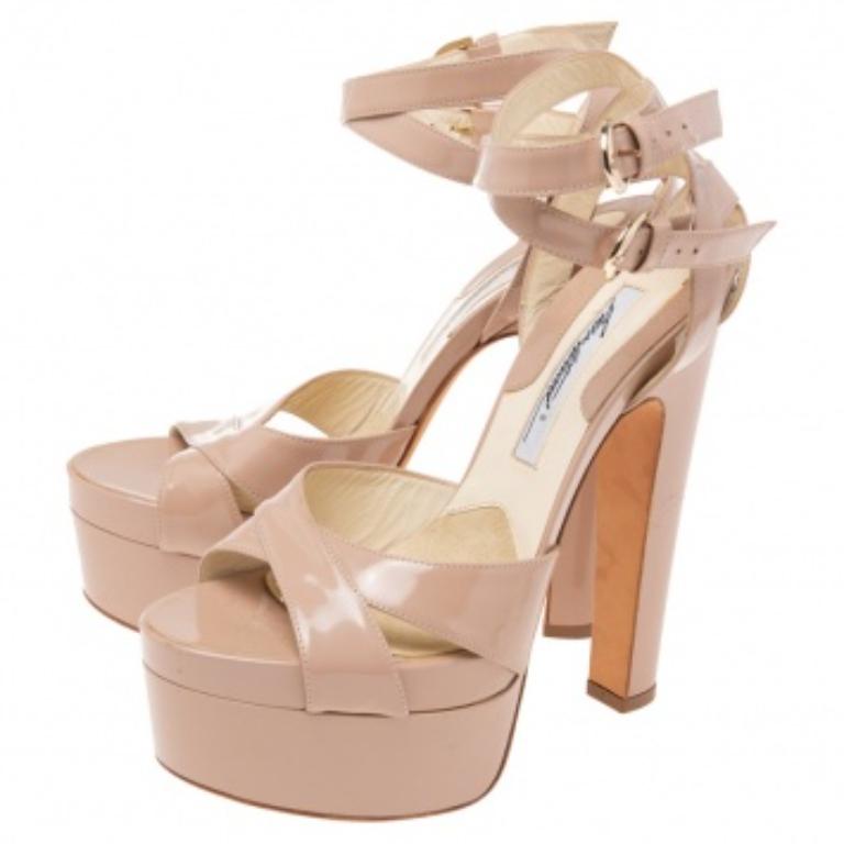 Mit diesen hübschen Sandalen von Brian Atwood werden Sie sicher jedes Mal zum Mittelpunkt der Aufmerksamkeit, wenn Sie sie tragen! Sie sind aus beigem Lackleder gefertigt und mit hohen Plateaus und 15 cm hohen Absätzen ausgestattet. Sie sind mit