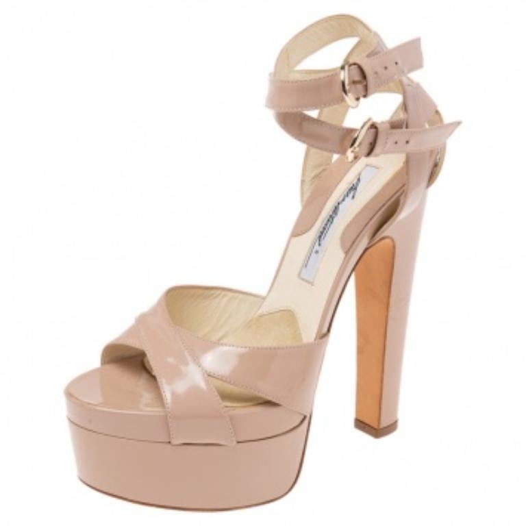 Brian Atwood Beige Plateausandalen aus Lackleder mit Knöchelriemen Größe 39,5 im Zustand „Gut“ im Angebot in Dubai, Al Qouz 2