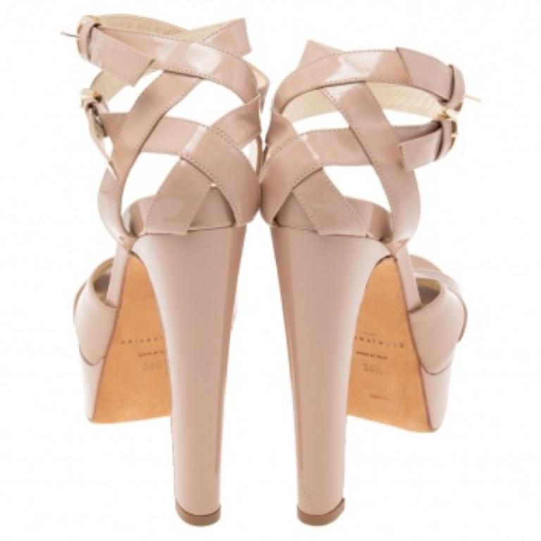Brian Atwood Beige Plateausandalen aus Lackleder mit Knöchelriemen Größe 39,5 im Angebot 1