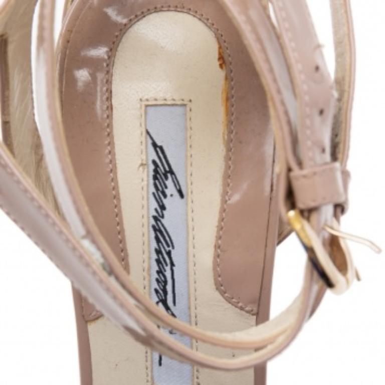 Brian Atwood Beige Plateausandalen aus Lackleder mit Knöchelriemen Größe 39,5 im Angebot 2