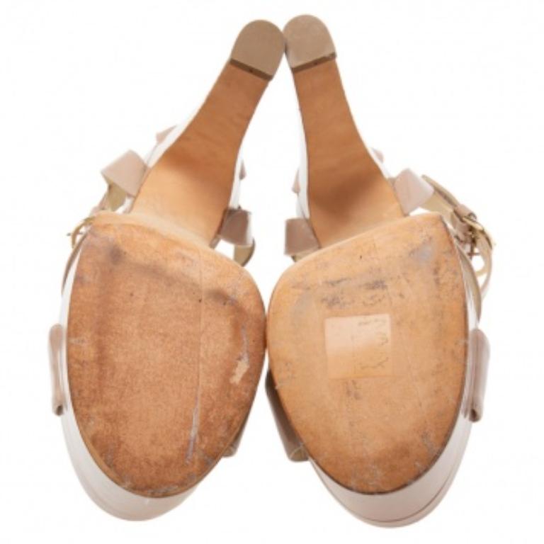 Brian Atwood Beige Plateausandalen aus Lackleder mit Knöchelriemen Größe 39,5 im Angebot 3