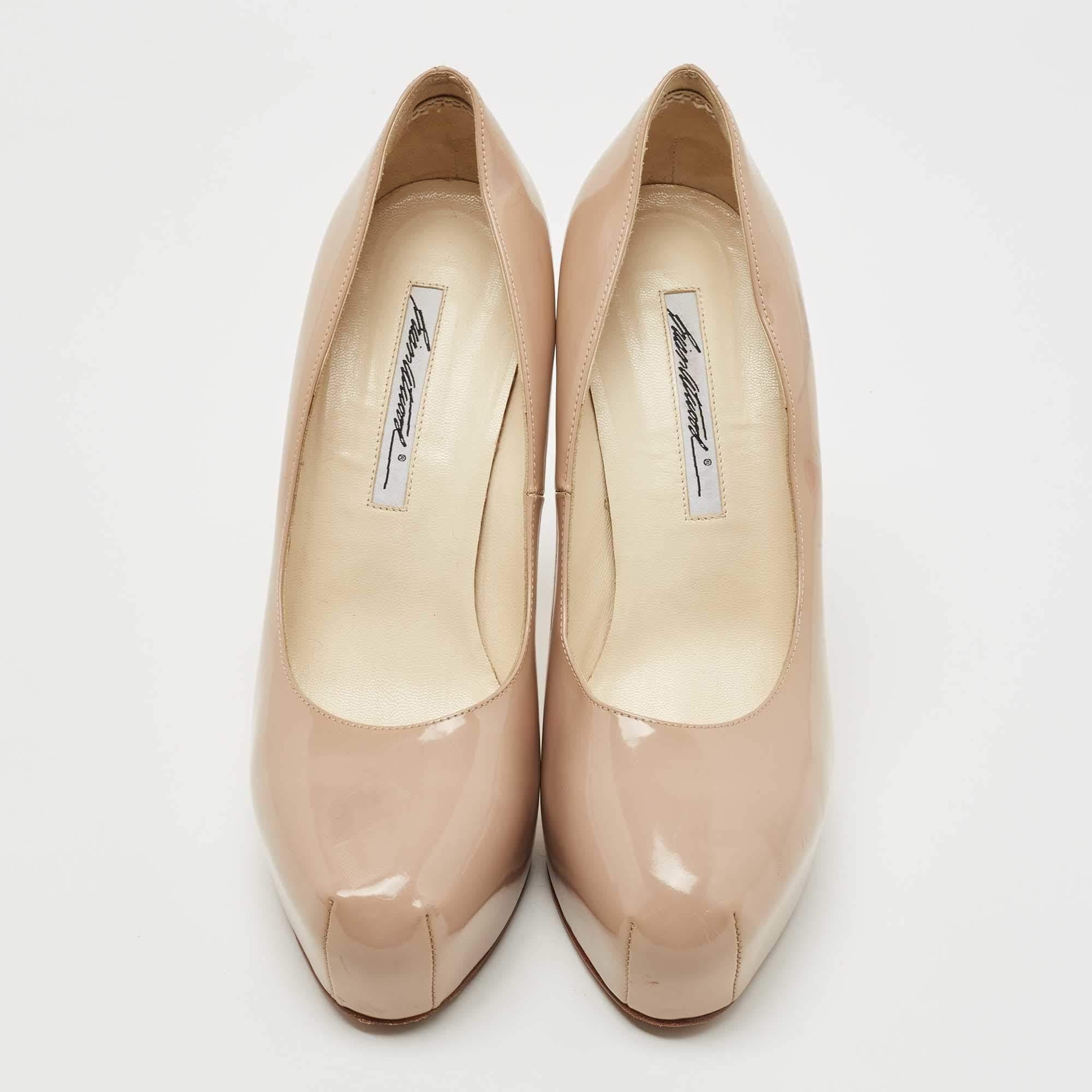 Brian Atwood Beige Patent Leather Platform Pumps Size 39.5 In Good Condition For Sale In Dubai, Al Qouz 2