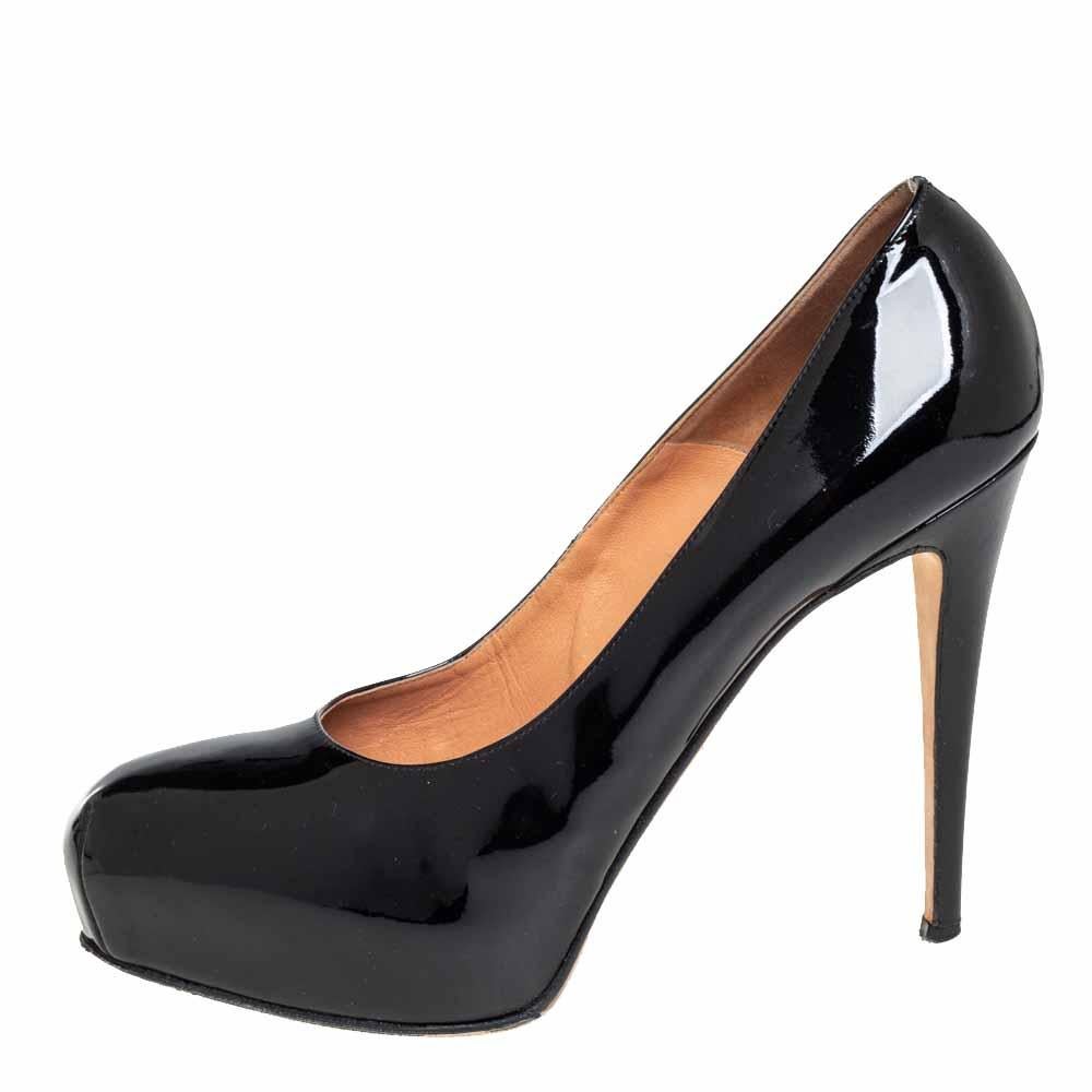 You are sure to fall head over heels in love with this pair of pumps from Brian Atwood. These stylish pumps are crafted in Italy from patent leather and come in a shade of black. They are styled with pointed toes and 12.5 cm heels. They are classy