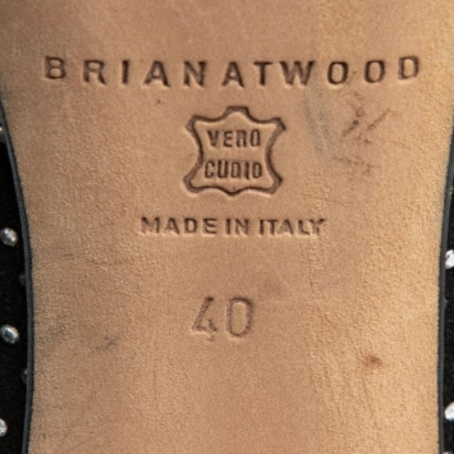 Brian Atwood - Décolleté in camoscio nero con cristalli impreziositi - misura 40 In condizioni buone in vendita a Dubai, Al Qouz 2