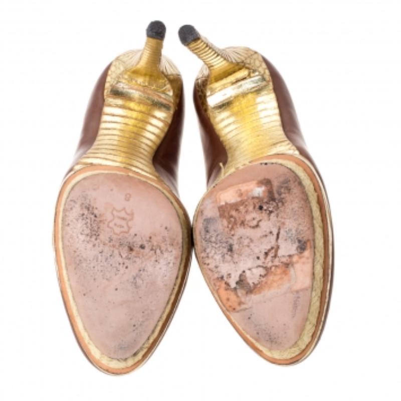 Brian Atwood te trae estos zapatos de salón, elegantes y versátiles. Confeccionada en piel marrón y dorada, piel efecto pitón y rafia. Tienen puntera redonda, plataforma, tacón de 14,5 cm, plantilla de cuero y suela de cuero resistente. ¡Cógelos ya!