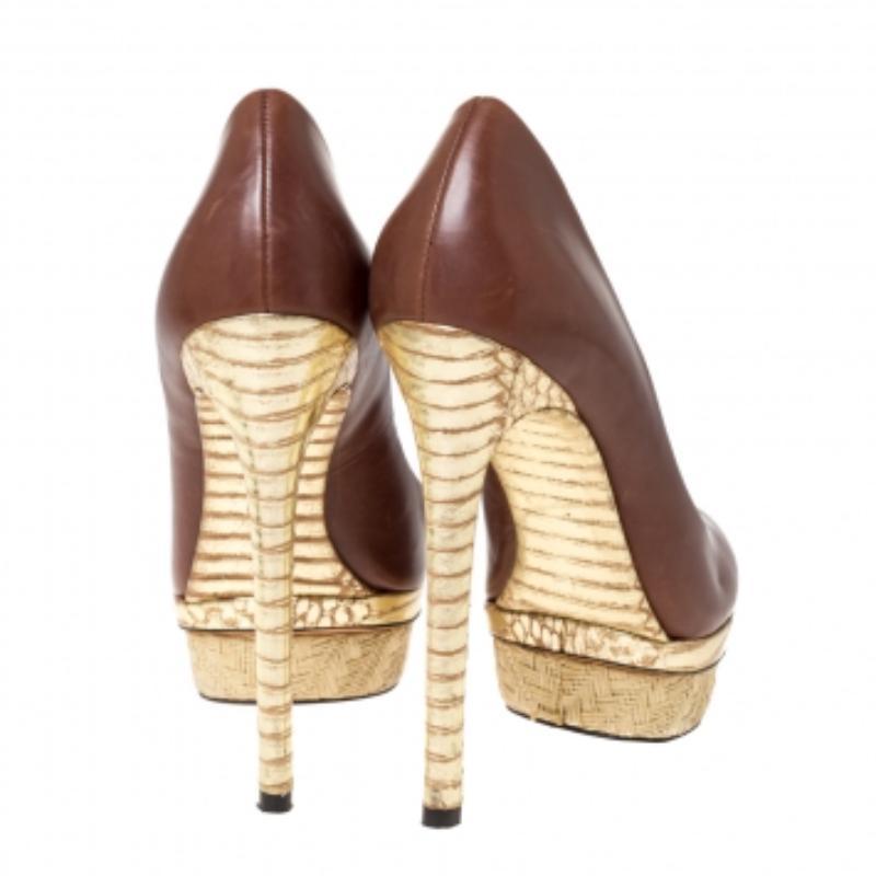 Brian Atwood Bombas de plataforma de cuero marrón/oro y efecto pitón Talla 38.5 Marrón en venta