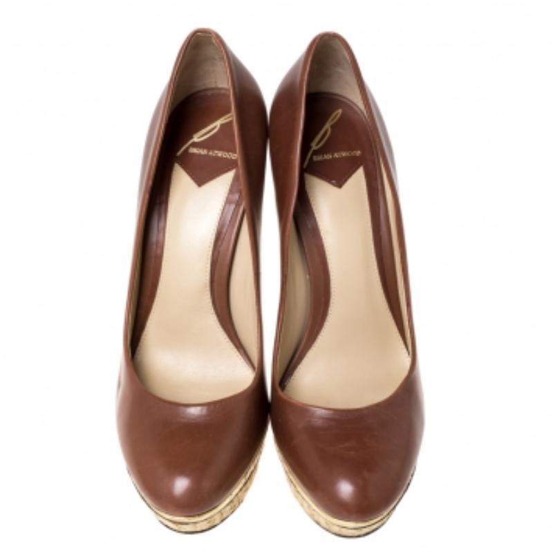 Brian Atwood Bombas de plataforma de cuero marrón/oro y efecto pitón Talla 38.5 en Bastante bueno estado para la venta en Dubai, Al Qouz 2